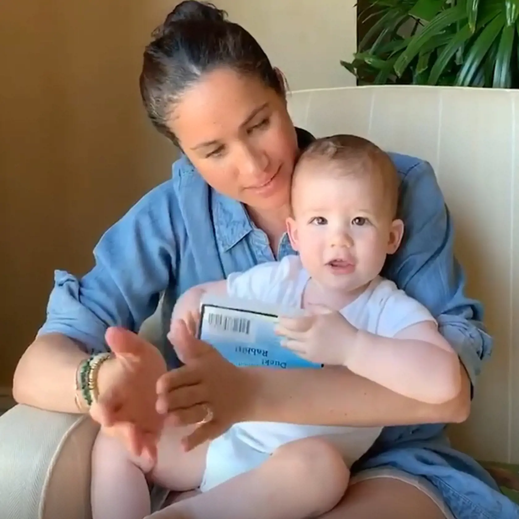 Vojvodkyňa Meghan čítala svojmu synovi Archiemu príbeh z detskej knihy.