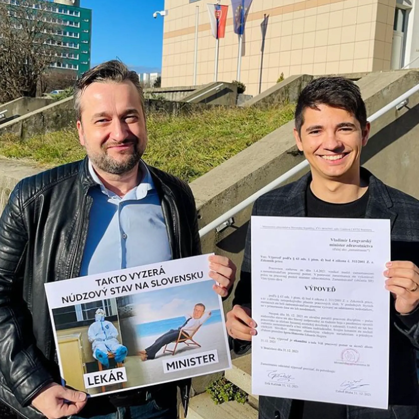 "Dnes sme s Ľubošom Blahom priniesli ministrovi Lengvarskému HODINOVÚ VÝPOVEĎ od občanov SR," napísal Erik Kaliňák.