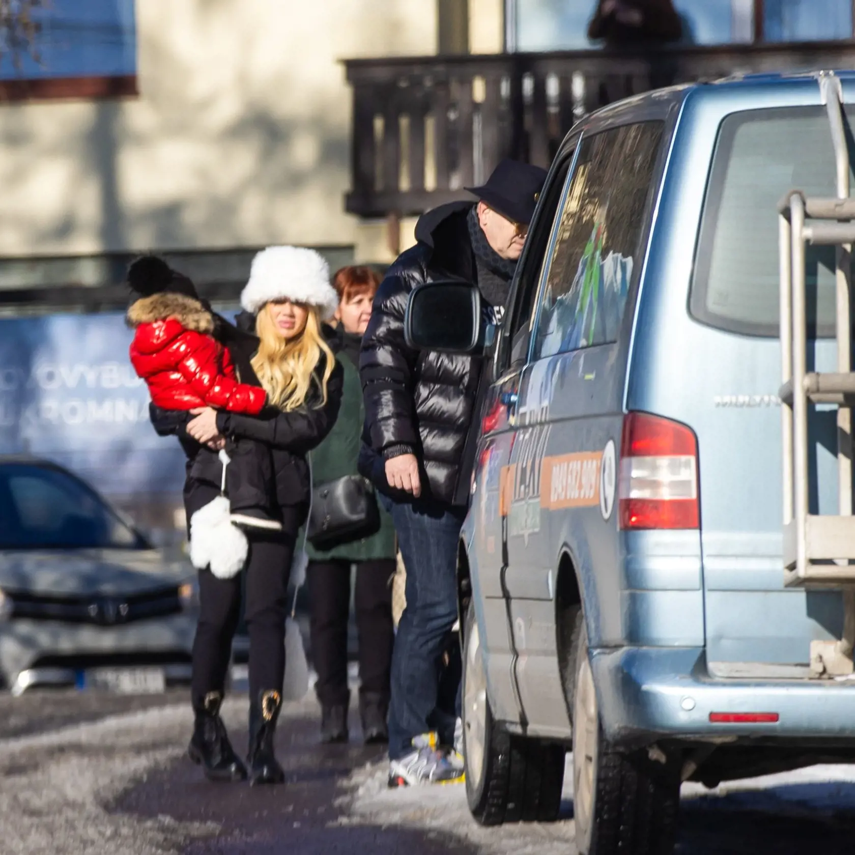 Donovaly, 18. január 2025: Boris Kollár si už týždne užíva na Donovaloch, kde je s partnerkou Laurou a ich synčekom Abnerom. Laura sa vyzbrojila veľkou baranicou.
