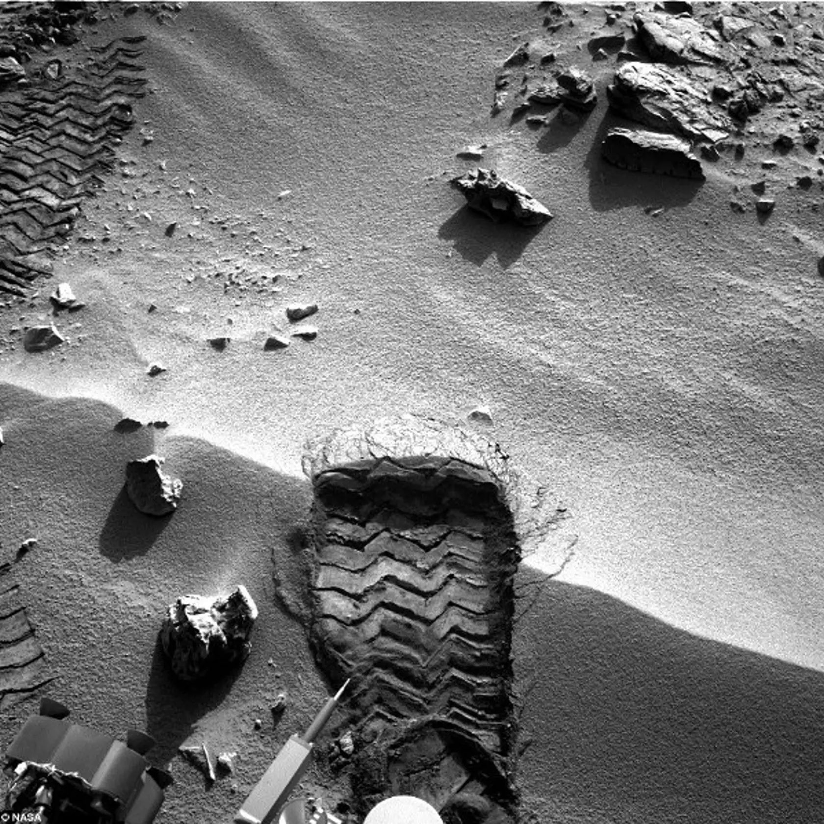 Prvá fotografia stopy sondy Curiosity na Marse.
