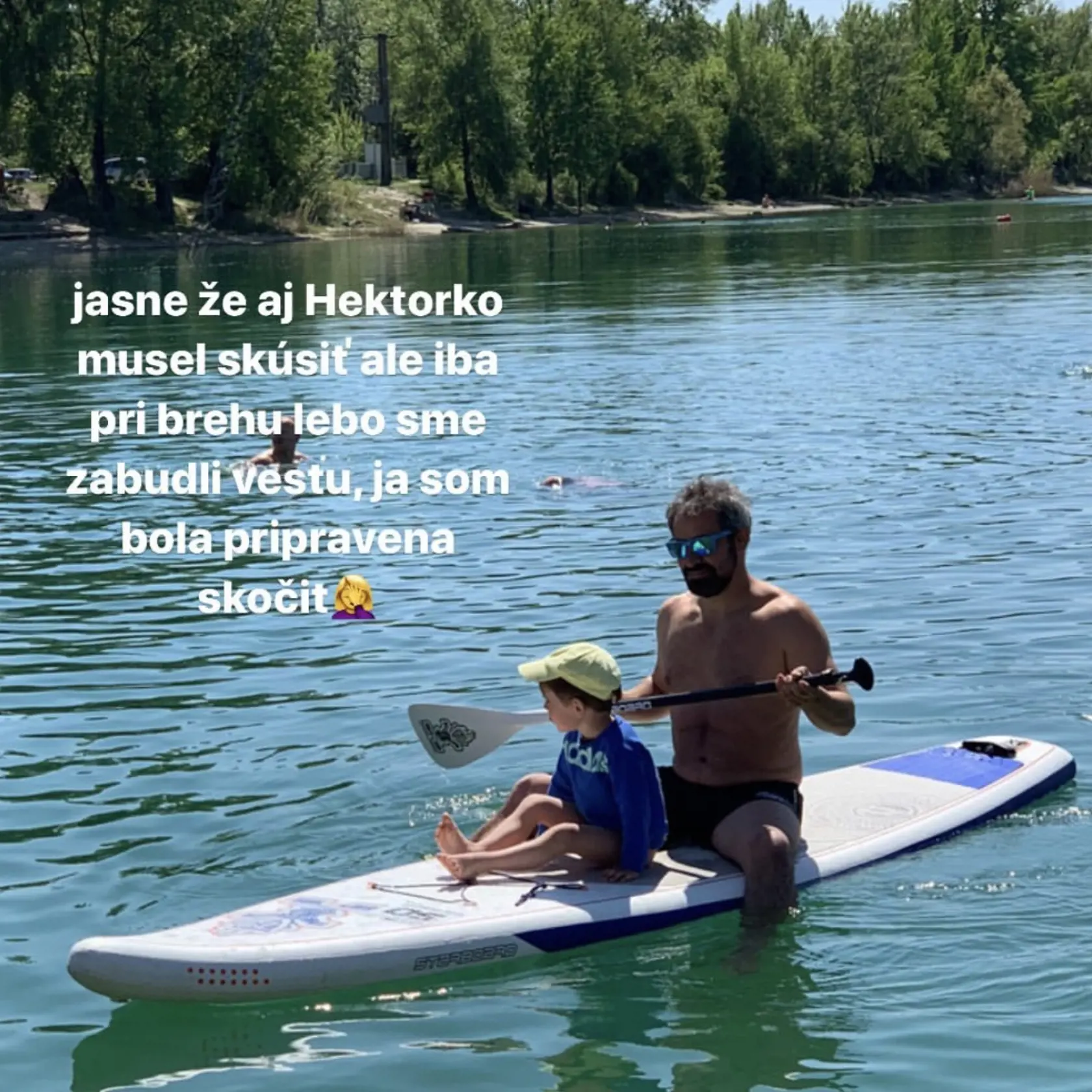 Obľúbený šport si musel vyskúšať aj malý Hektorko. Keďže si zabudli vestu, so synčekom bol iba blízko brehu.