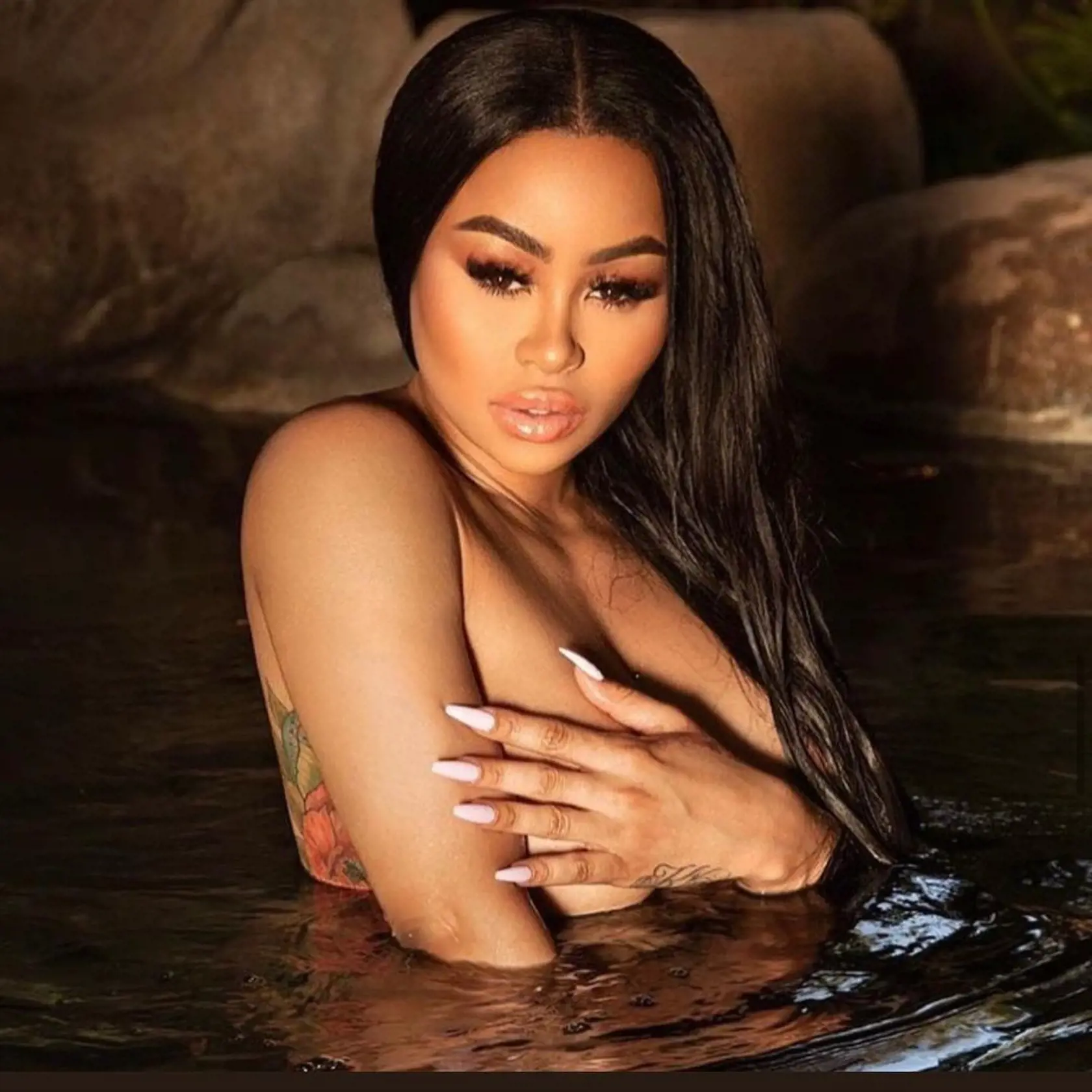 Blac Chyna si potom začala s Robom Kardashianom, vyzeralo to akoby sa chcela pomstiť rodine a hlavne Kylie Jenner, ktorá jej odlákala muža, s ktorým ma Chyna syna.