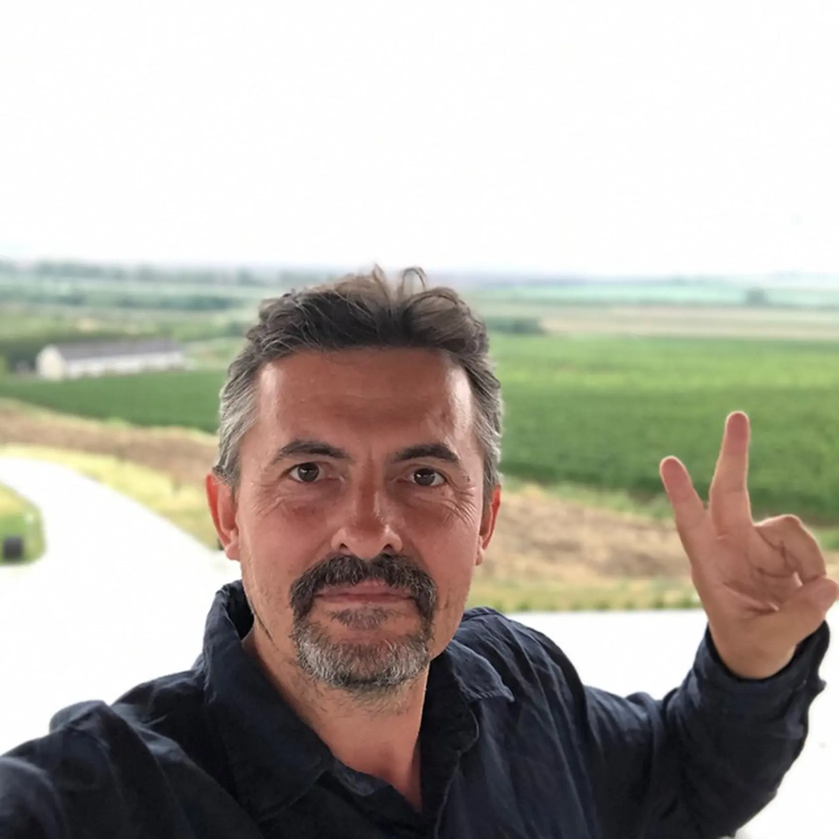 Šéf služobného úradu ministerstva kultúry Lukáš Machala (nom SNS) prostredníctvom sociálnej sieťe svojim sledovateľom zaprial „požehnanú a láskavú Veľkú noc."  K želaniu pripojil aj video so zajačikom. 