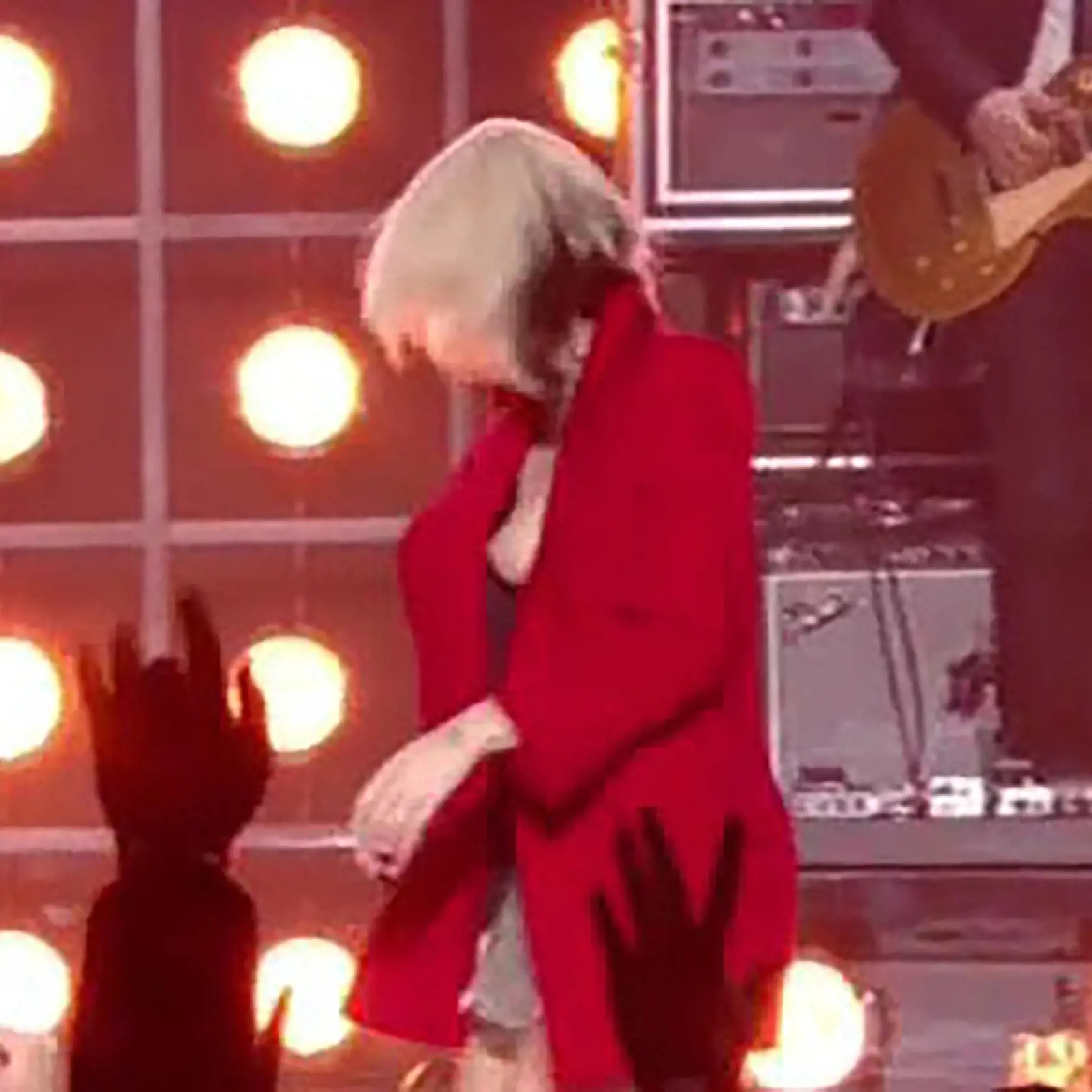 Silvestrovské prekvapenie Miley Cyrus. Fanúšikom ukázala prsia v celej kráse.