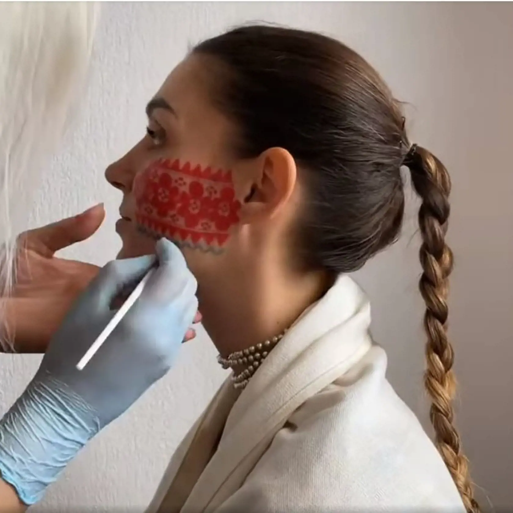 Ivana Mintálová ako odborníčka na facepainting namaľovala Simone na tvár važecké ornamenty.