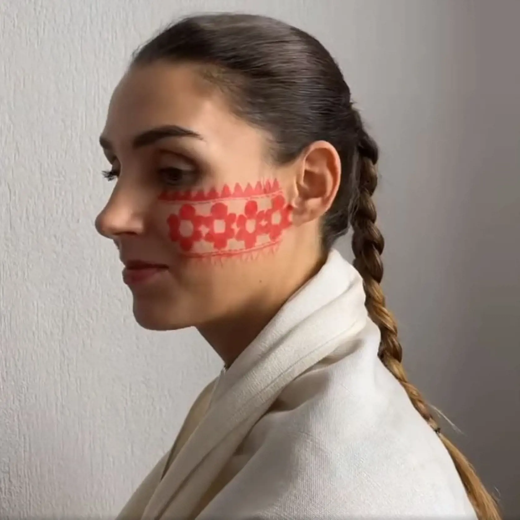 Ivana Mintálová ako odborníčka na facepainting namaľovala Simone na tvár važecké ornamenty.