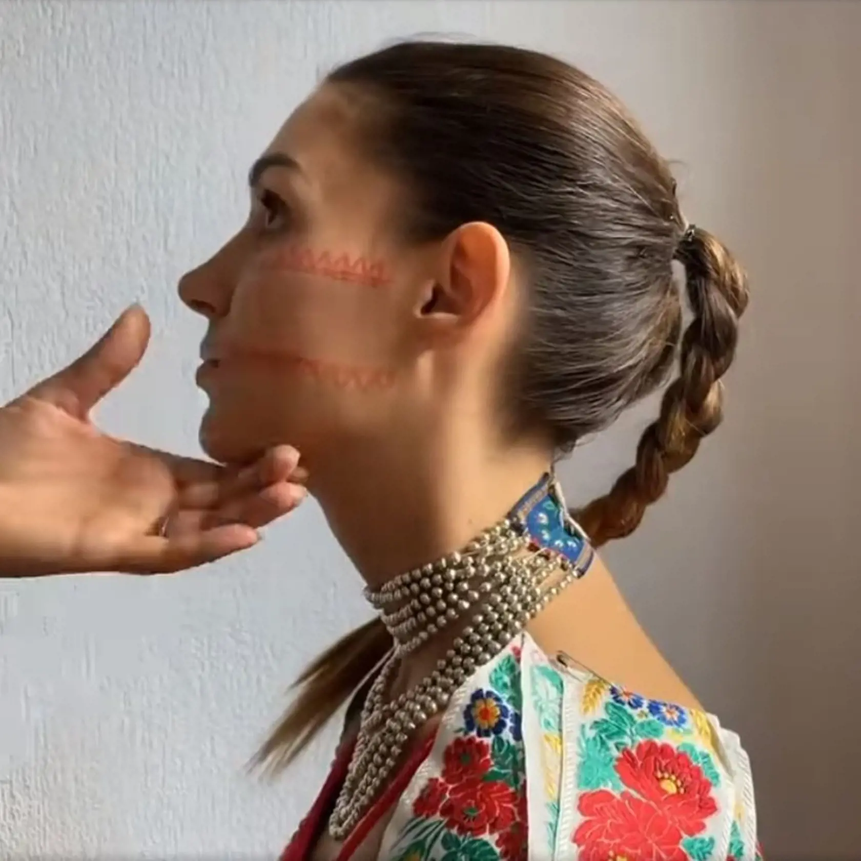 Ivana Mintálová ako odborníčka na facepainting namaľovala Simone na tvár važecké ornamenty.