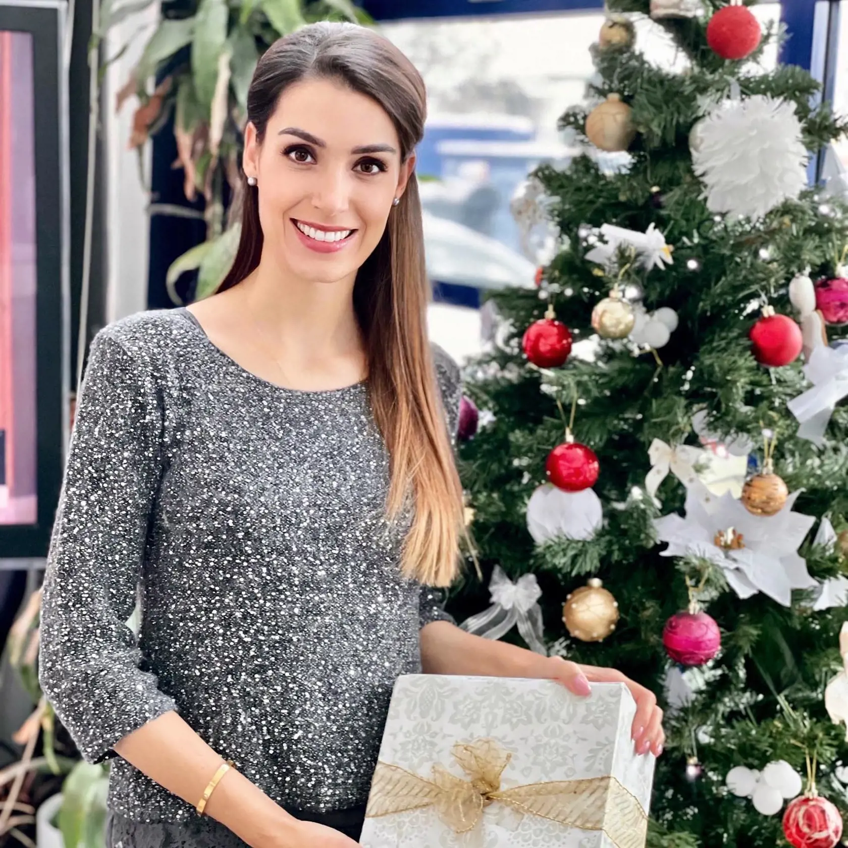 Simona v redakcii televízie pri vianočnom stromčeku.