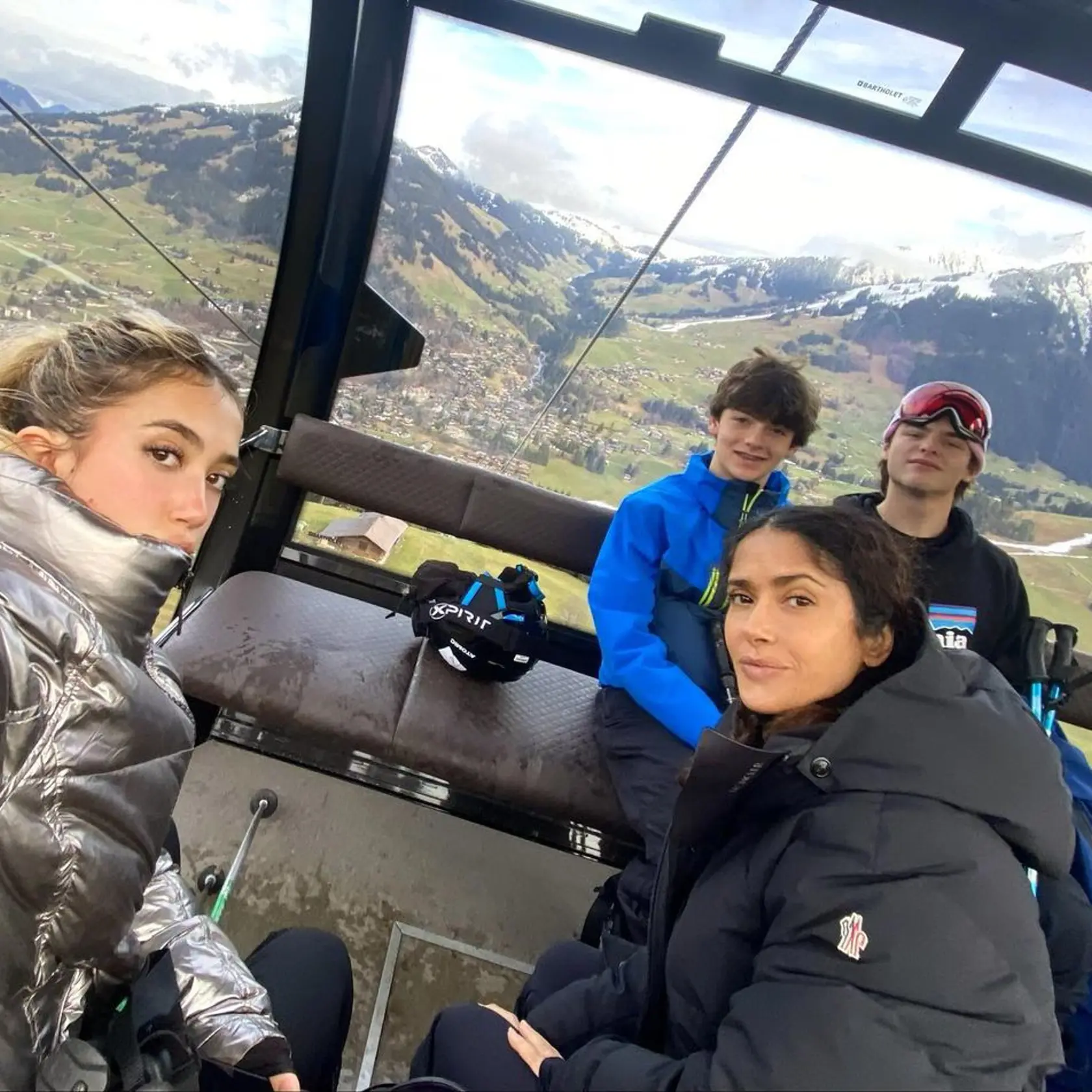 Salma Hayek  s dcérou Valentínou sa tiež vybrali za snehom.