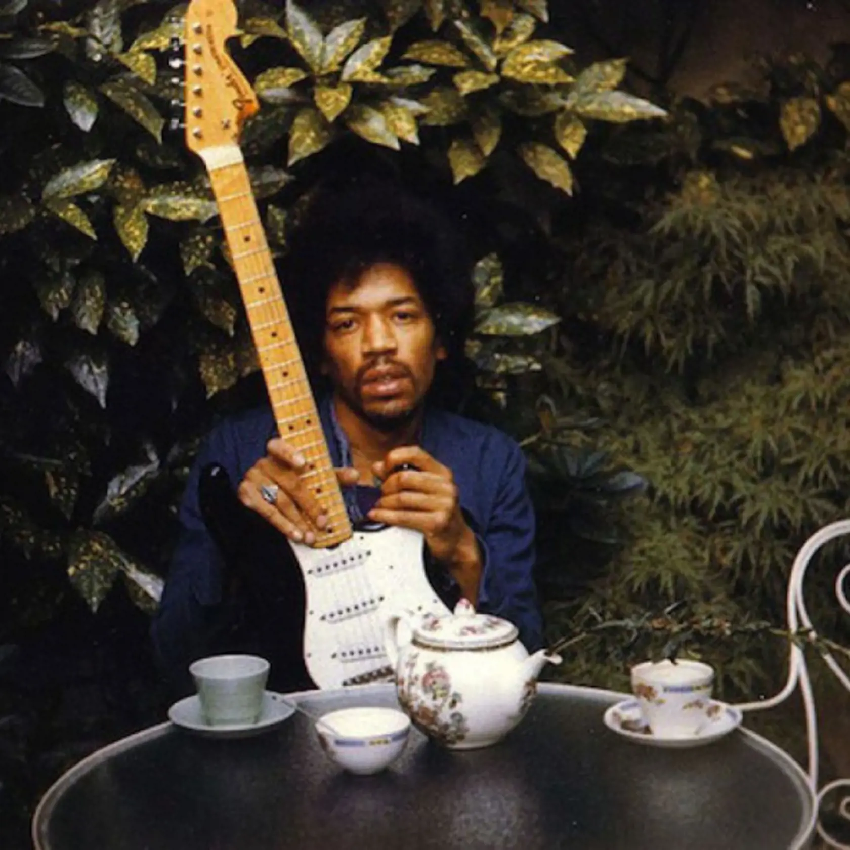 Jimi Hendrix, slávny gitarista, zomrel 18. septembra 1970. Zadusil sa zvratkami, keď sa predávkoval práškami na spanie.