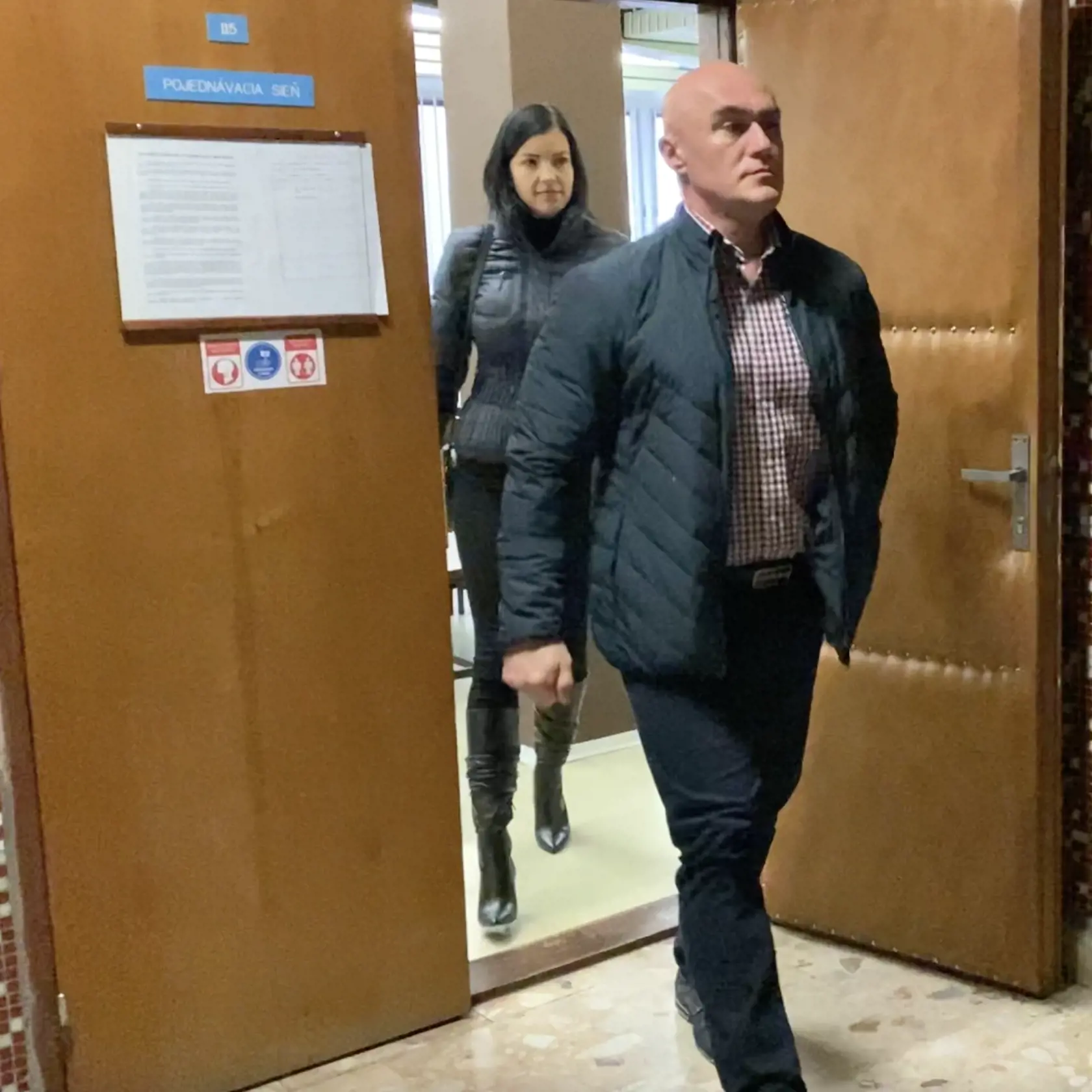 Slavomír Svitana odchádza z pojednávacej sieni po vynesení verdiktu.