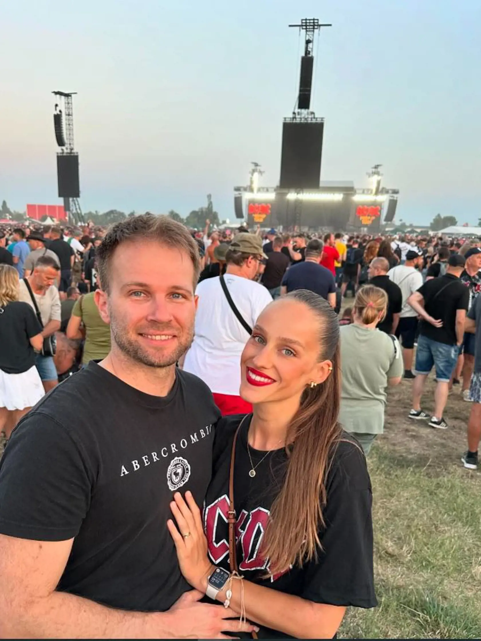 Tomáš Bezdeda s manželkou na koncerte AC/DC.