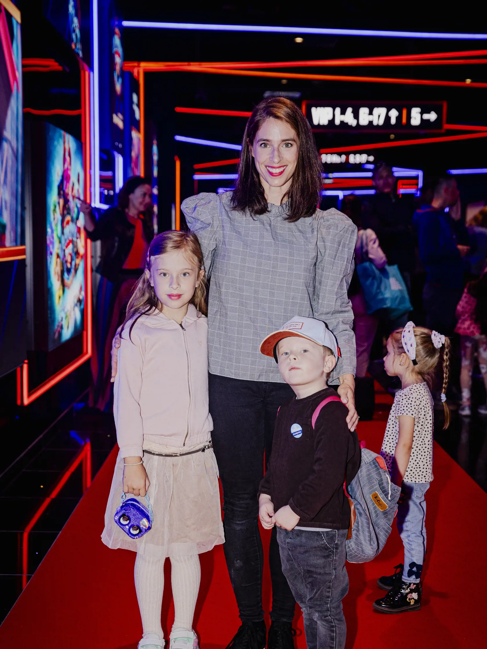 Na snímke herečka Zuzana Porubjaková s deťmi počas slávnostnej premiéry filmu Labková patrola vo veľkofilme.