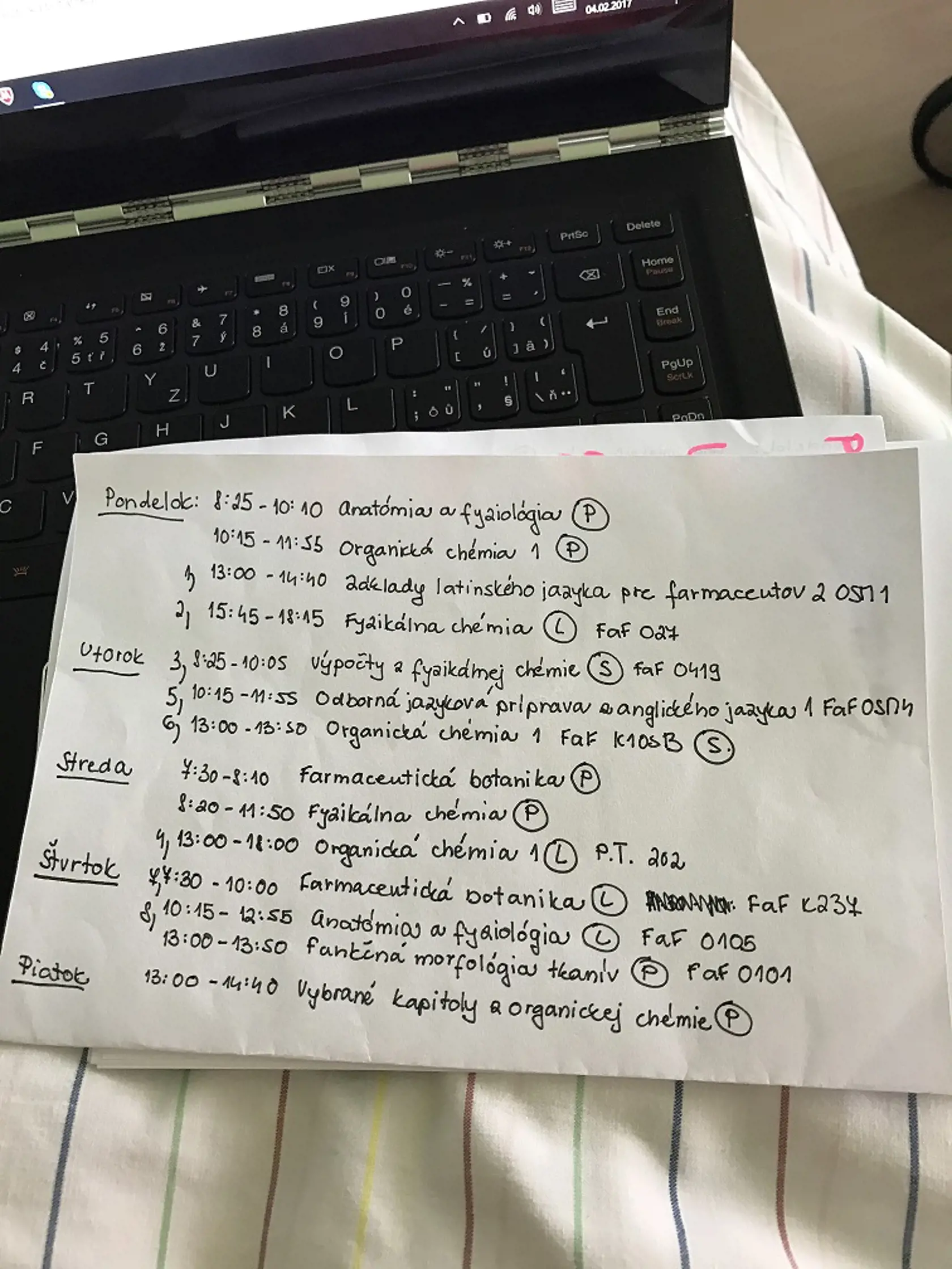 Na zábere z nemocnice je notebook a návrh rozvrhu na 2. semester farmácie. Simona sa v prvý deň hospitalizácie venovala jeho natypovaniu. Netušila, že druhého semestra sa nedožije.