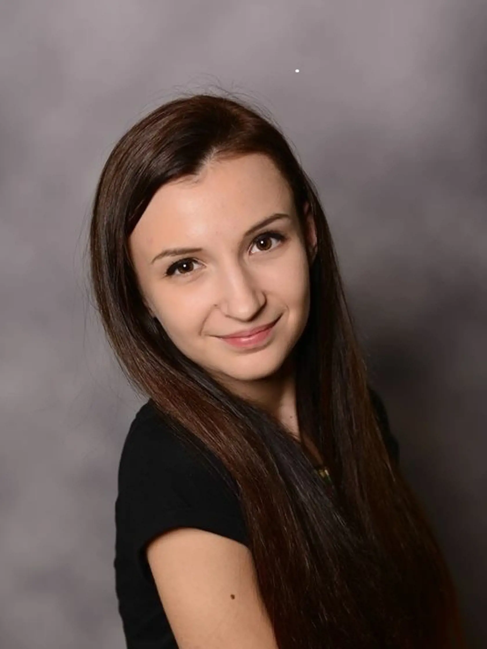 Pri pohľade na túto fotografiu  je ťažko uveriteľné, že tmavovláska už nežije.