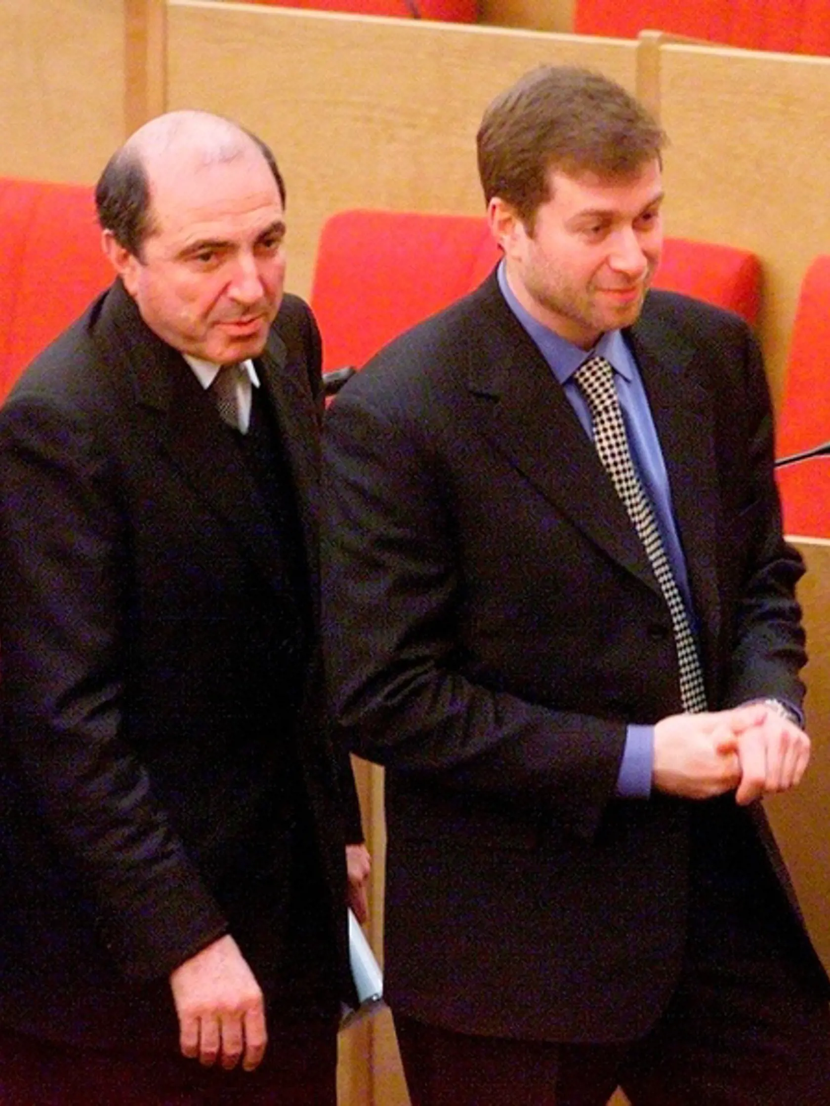 Na archívnej snímke z 26. januára 2000 ruskí oligarchovia Boris Berezovskij (vľavo) a Roman Abramovič , vtedajší poslanci, odchádzajú po skončení zasadnutia Štátnej dumy, dolnej komory ruského parlamentu v Moskve.