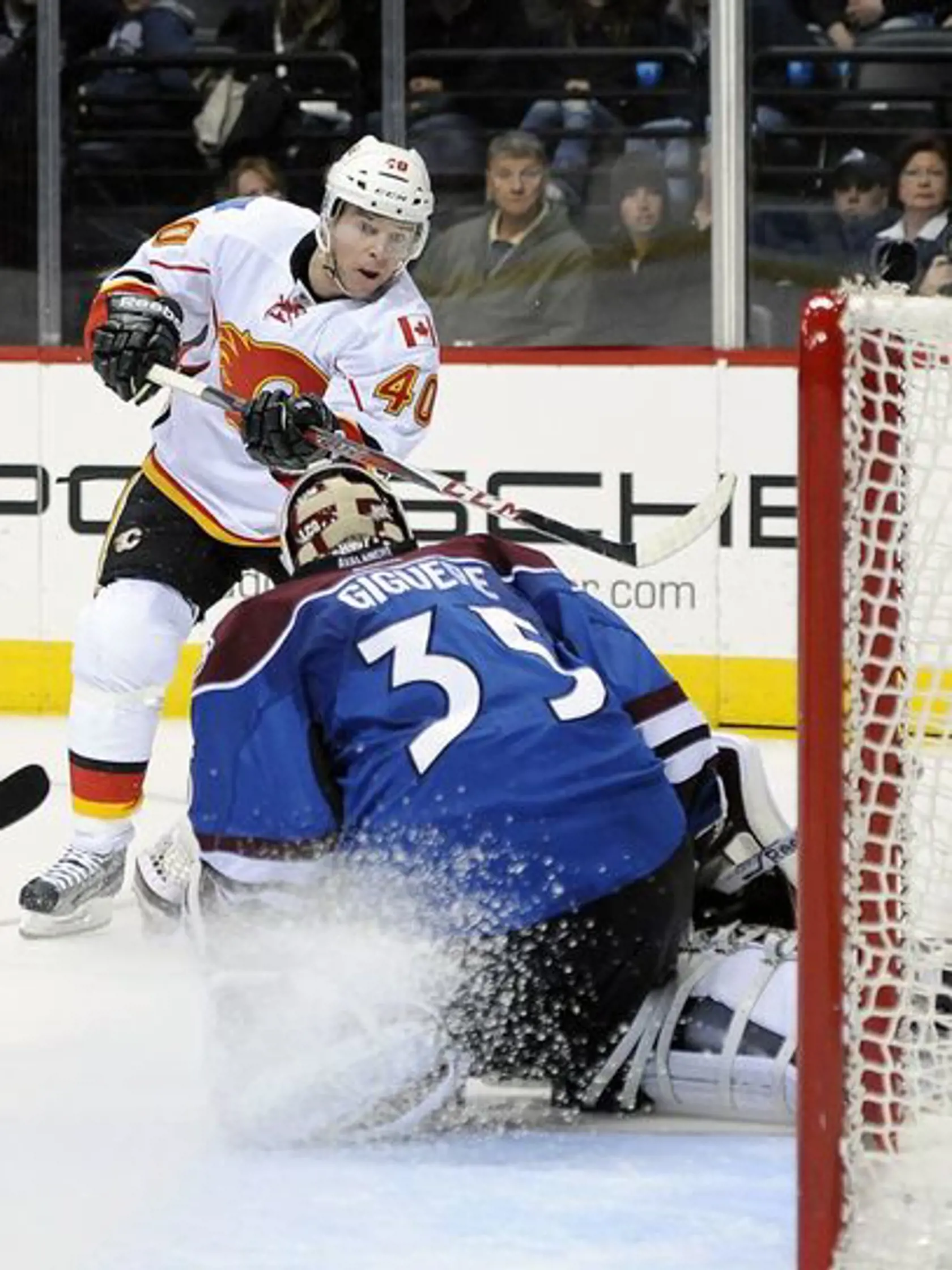 Alex Tanguay z Calgary prekonáva gólmana Colorada Jeana-Sebastiena Giguera.
