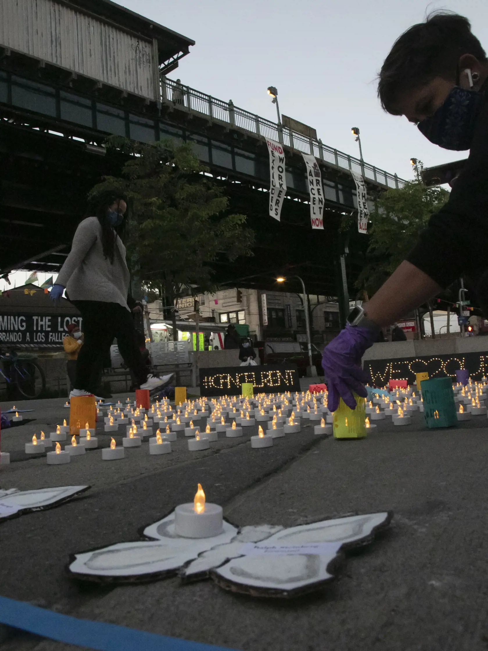 JB 18 New York - Mená s vyše 60 osobami, ktoré zomreli na ochorenie COVID-19 spôsobeného novým koronavírusom, sú na výrezoch v tvare motýľa položených na Corona Plaza počas spomienkového zhromaždenia v štvrti Queens v New Yorku 21. mája 2020. Spojené štáty patria medzi krajiny, ktoré epidémia koronavírusu postihla najviac. Podľa oficiálnej bilancie je v USA vyše 1,5 milióna ľudí pozitívne testovaných na koronavírus a 94.560 obetí epidémie, ktorú SARS-CoV-2 spôsobil. Počet obetí epidémie infekčne