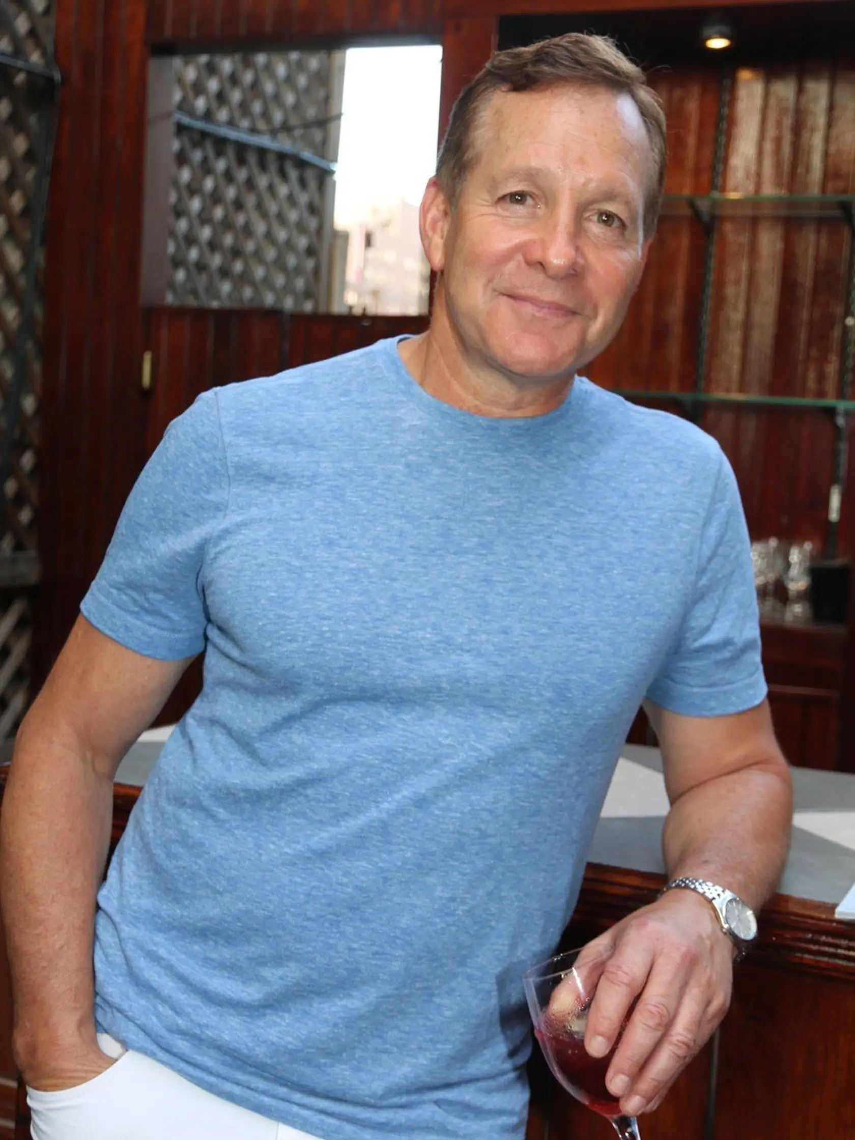 Herec Steve Guttenberg, ktorý sa medzi fanúšikmi preslávil aj vďaka úlohe poručíka Mahoneyho v legendárnom seriáli Policajná akadémia, prežíva náročné chvíle v súkromnom živote. Po šiestich rokoch manželstva sa rozvádza.