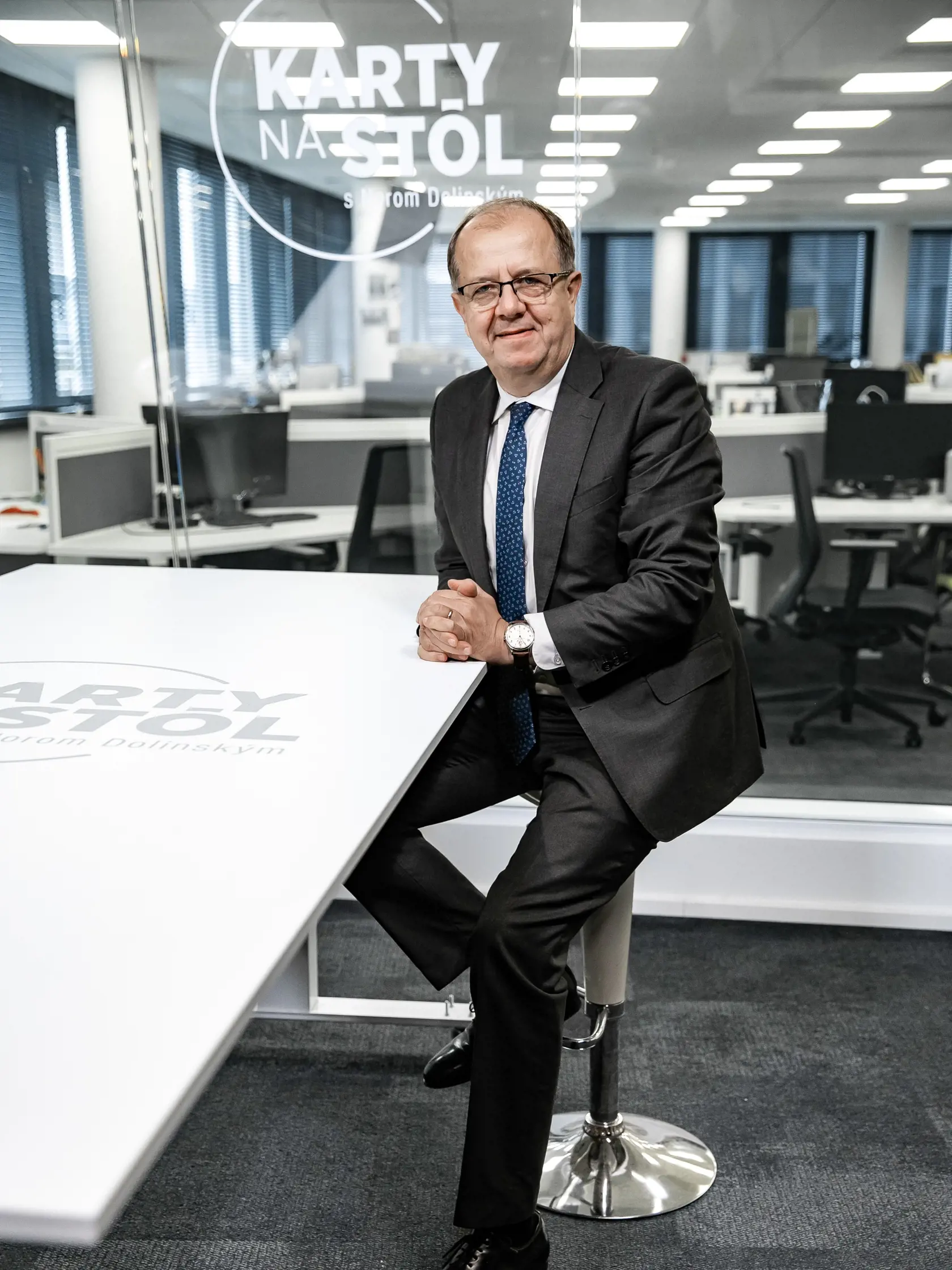 Richard Rybníček: "SaS sa týmto návrhom zaradila medzi subjekty, ktoré vedome, či nevedome posilňujú centralizáciu a reguláciu miestnej samosprávy. O to väčšie prekvapenie vzbudzuje tento krok práve u strany, ktorá má v názve slovo sloboda a hlási sa k zásadám deregulácie. Namiesto posilnenia postavenia miest však jej návrh v skutočnosti zvyšuje ich závislosť od štátu, čím obmedzuje ich samosprávnu slobodu. To má pritom priamy negatívny vplyv na rozvoj krajiny a jej konkurencieschopnosť.“