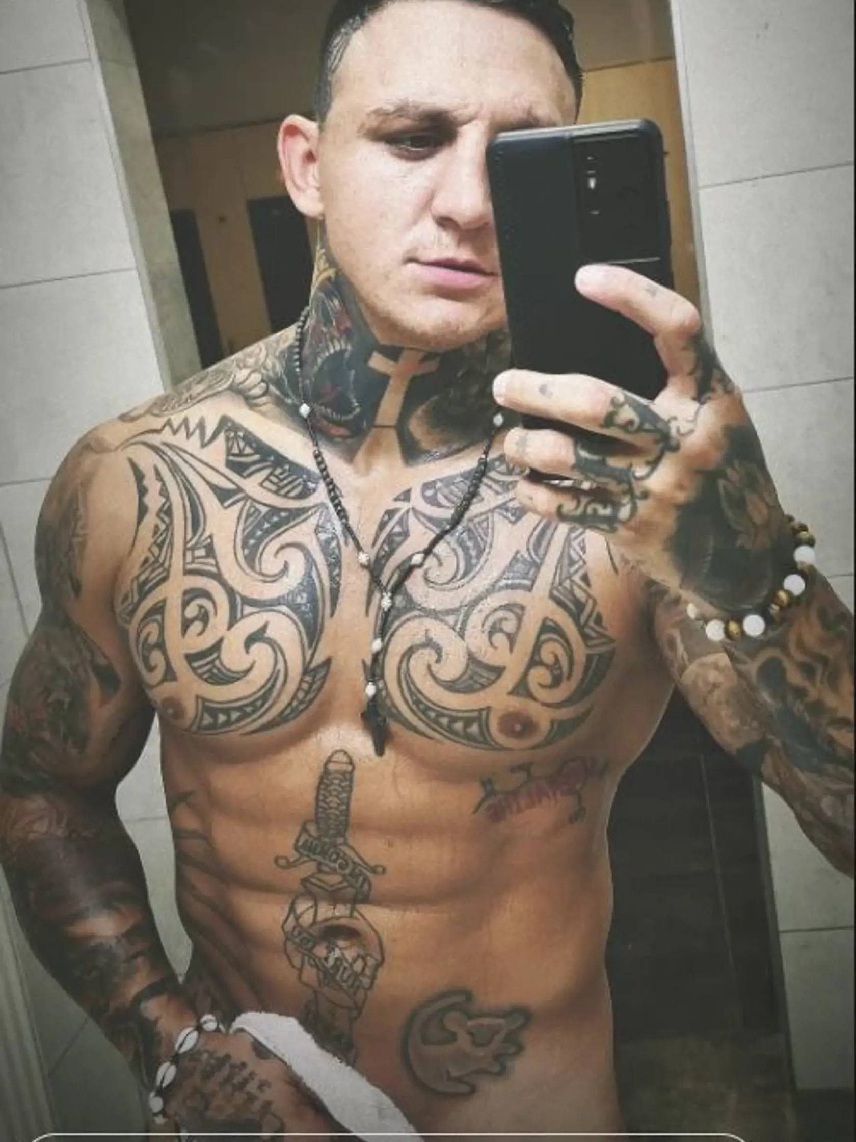 Gábor Boráros zverejnil v ten istý deň rovnakú fotku ako porno kráľ Robert Rosenberg.