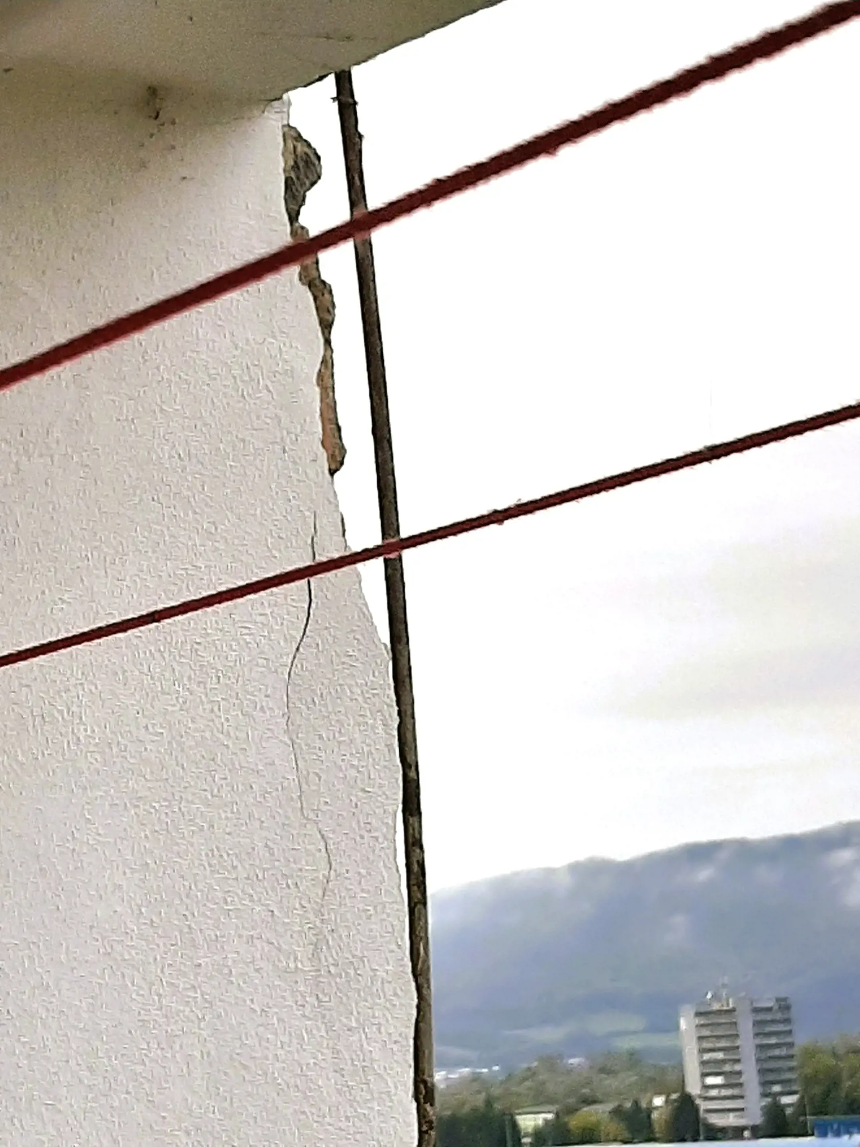 Povrchové poškodenia budov boli evidované na Materskej škole Mierová a budove „Chemlonského internátu“, kde sa nachádzajú nielen rôzne firmy a kancelárie, ale aj byty.