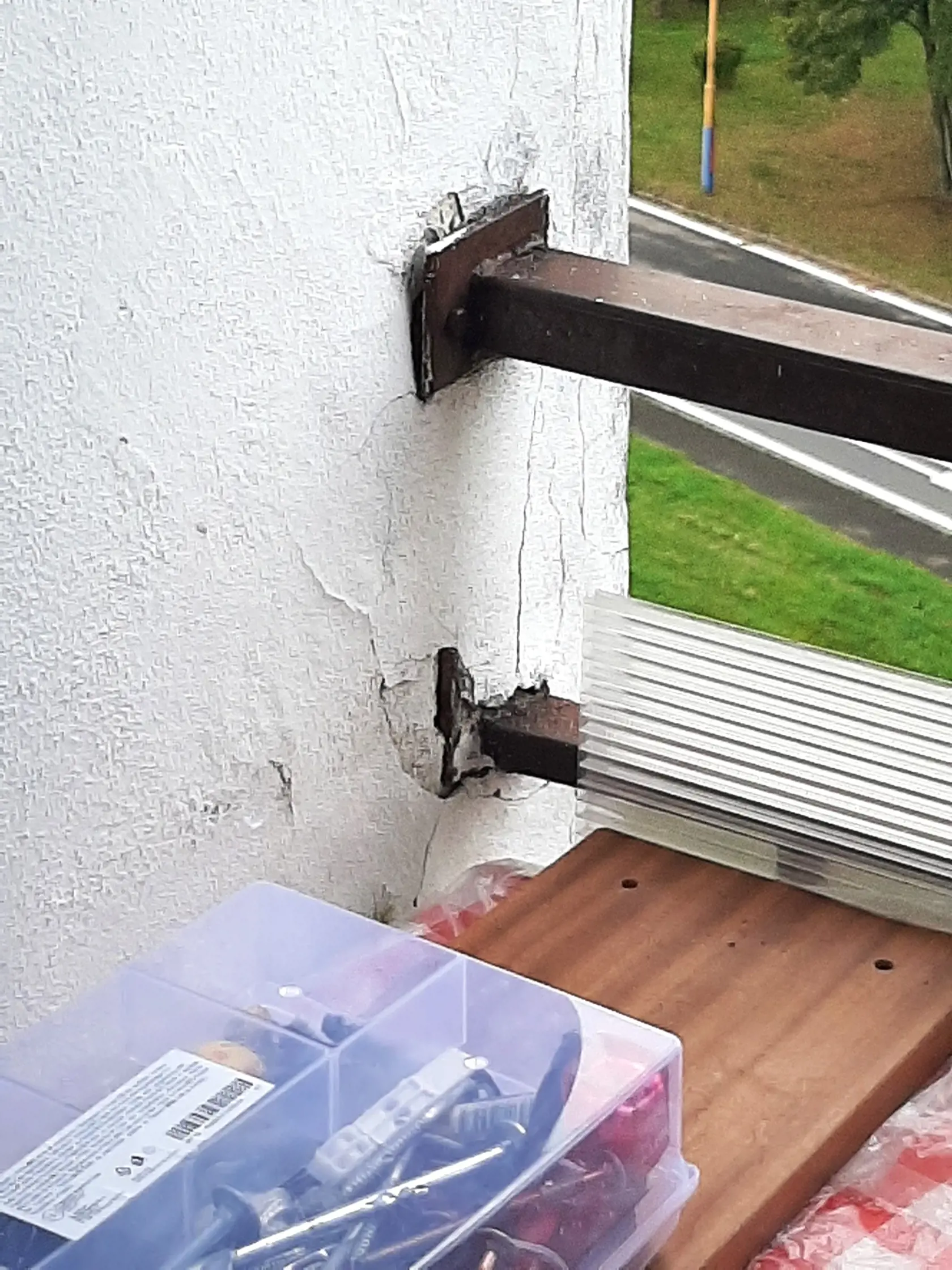 Poškodený je aj tzv. chemlonský internát.