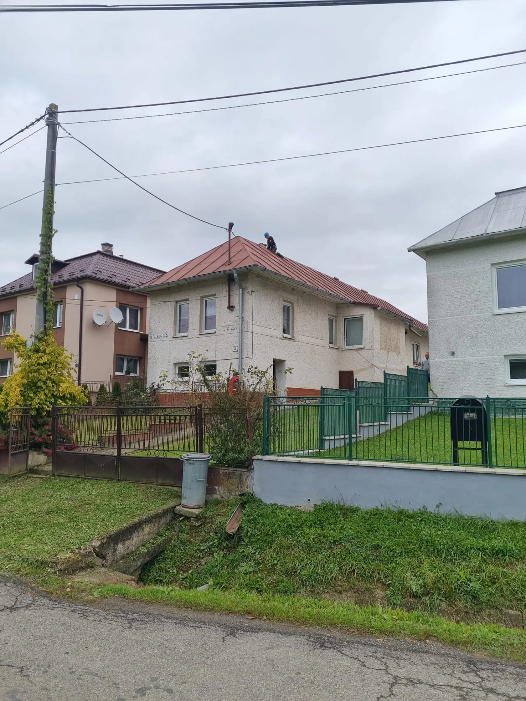 Na snímke hasiči rozoberajú poškodenú strechu na rodinnom dome po pondelkovom zemetrasení v obci Černina v okrese Humenné na východe Slovenska v utorok 10. októbra 2023. Hasiči rozoberajú v utorok v obci komíny a strechy po pondelkovom zemetrasením. TASR o tom informovala hovorkyňa Krajského riaditeľstva Hasičského a záchranného zboru (HaZZ) v Prešove Miroslava Knišová. Zemetrasenie, ktoré v pondelok (9. 10.) večer zasiahlo východné Slovensko, malo mať silu 4,9 lokálneho magnitúda. Epicentrum sa