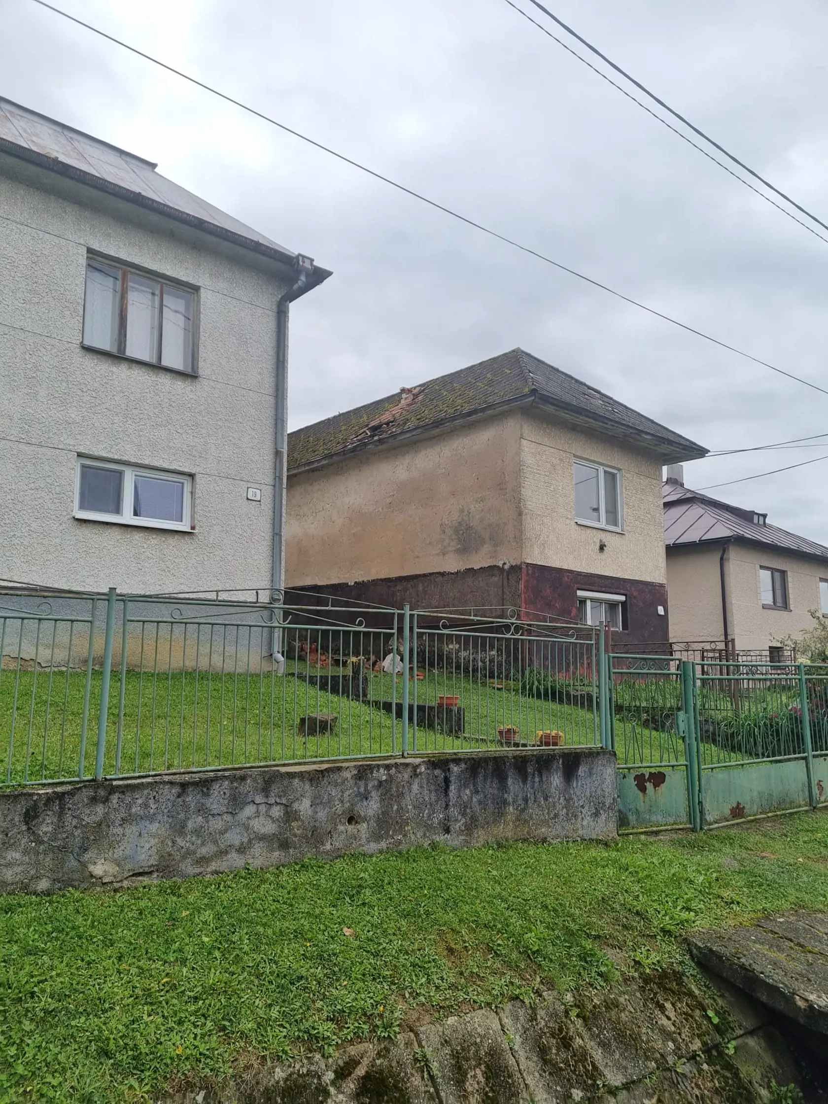 Na snímke poškodená strecha na rodinnom dome po pondelkovom zemetrasení v obci Černina v okrese Humenné na východe Slovenska v utorok 10. októbra 2023. Hasiči rozoberajú v utorok v obci komíny a strechy po pondelkovom zemetrasením. TASR o tom informovala hovorkyňa Krajského riaditeľstva Hasičského a záchranného zboru (HaZZ) v Prešove Miroslava Knišová. Zemetrasenie, ktoré v pondelok (9. 10.) večer zasiahlo východné Slovensko, malo mať silu 4,9 lokálneho magnitúda. Epicentrum sa malo nachádzať v 