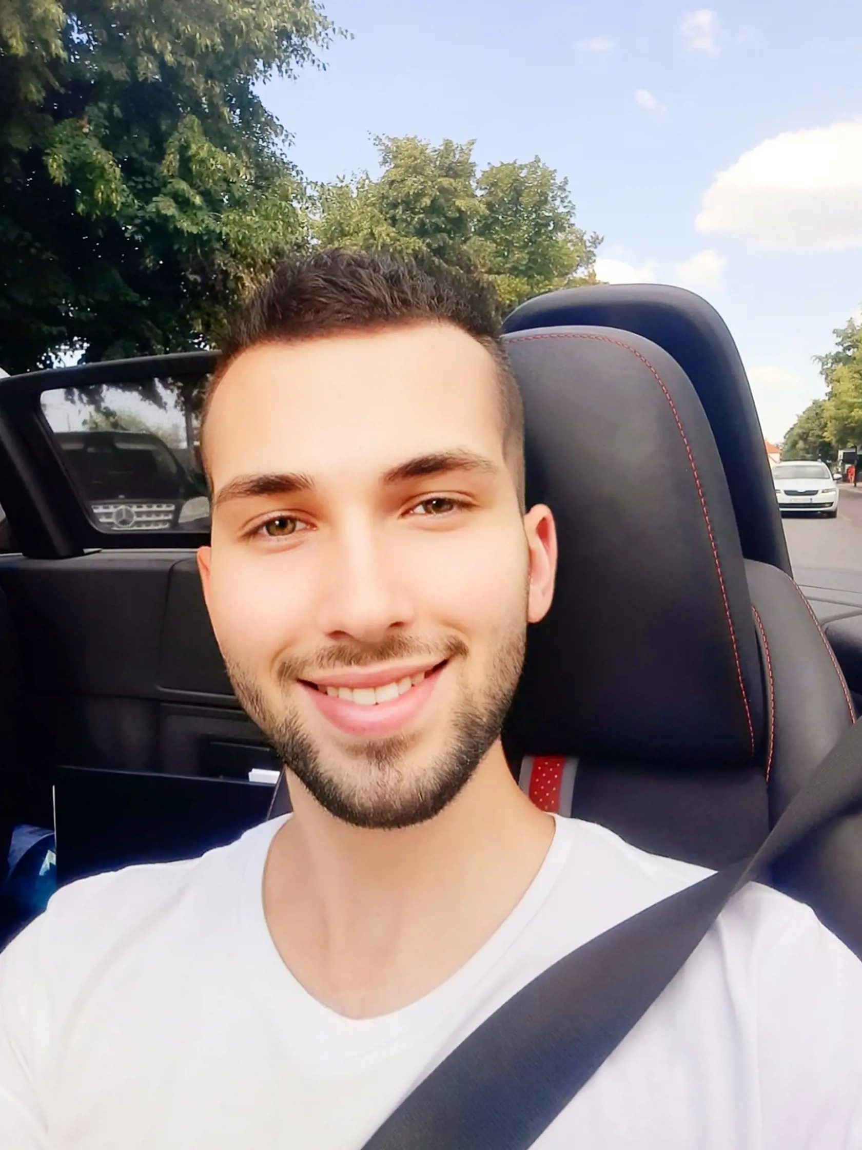 Lukáš je veľmi často na cestách, auto je ako keby jeho druhý domov.  Je zodpovedný a vždy dbá na to,a by on sám došiel domov v zdraví a rovnako aj ľudia, s ktorými sa cestou stretne.