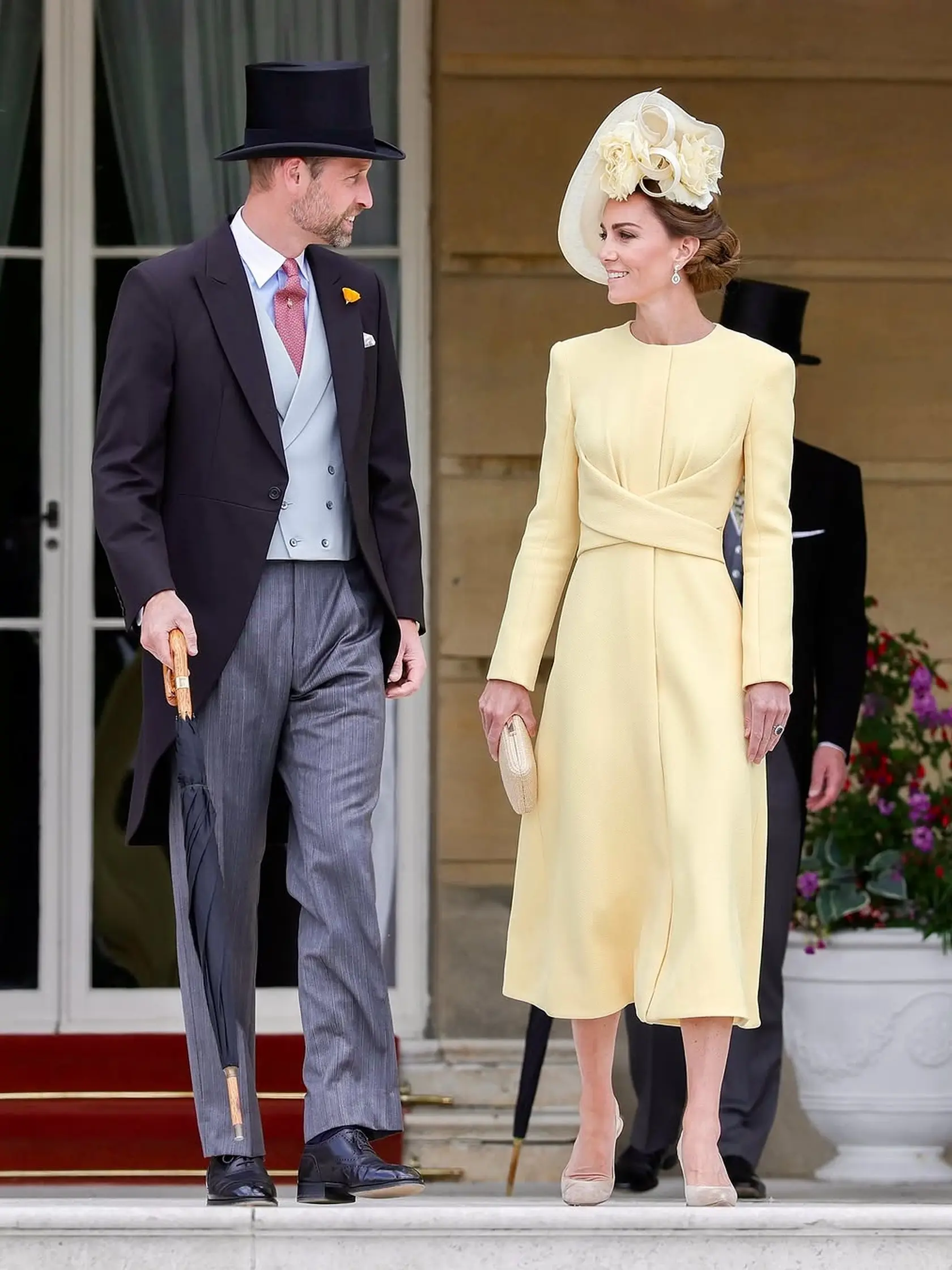 Zatiaľ čo princ William vyzeral ako vystrihnutý z pánskeho módneho žurnálu v elegantnom obleku a cylindri, Kate všetkým vyrazila dych! Rozkvitla v žltých šatách.