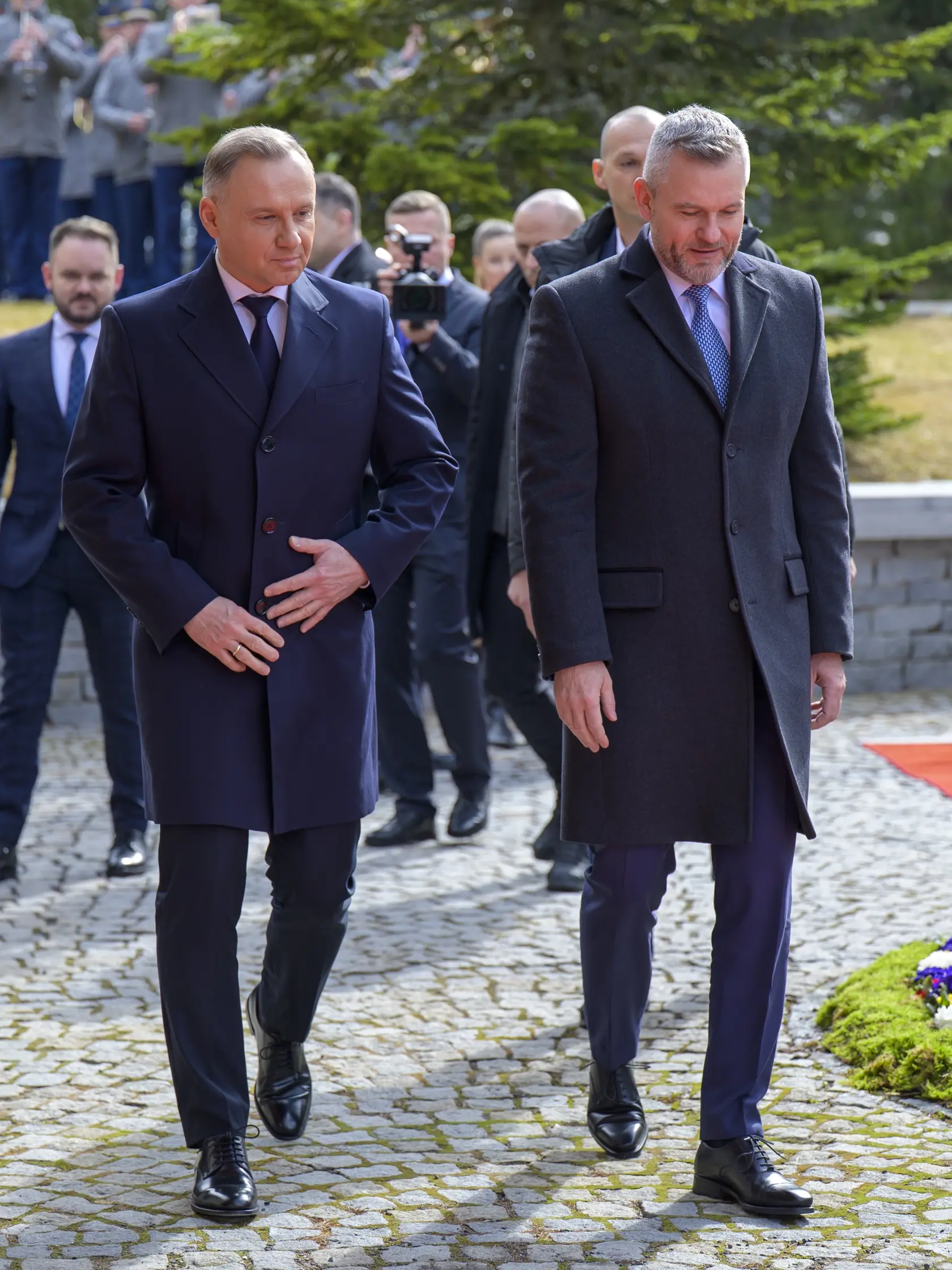 Na snímke sprava slovenský prezident Peter Pellegrini víta poľského prezidenta Andrzeja Dudu počas jeho rozlúčkovej návštevy na Slovensku na Štrbskom Plese v utorok 1. apríla 2025. FOTO TASR - Veronika Mihaliková
