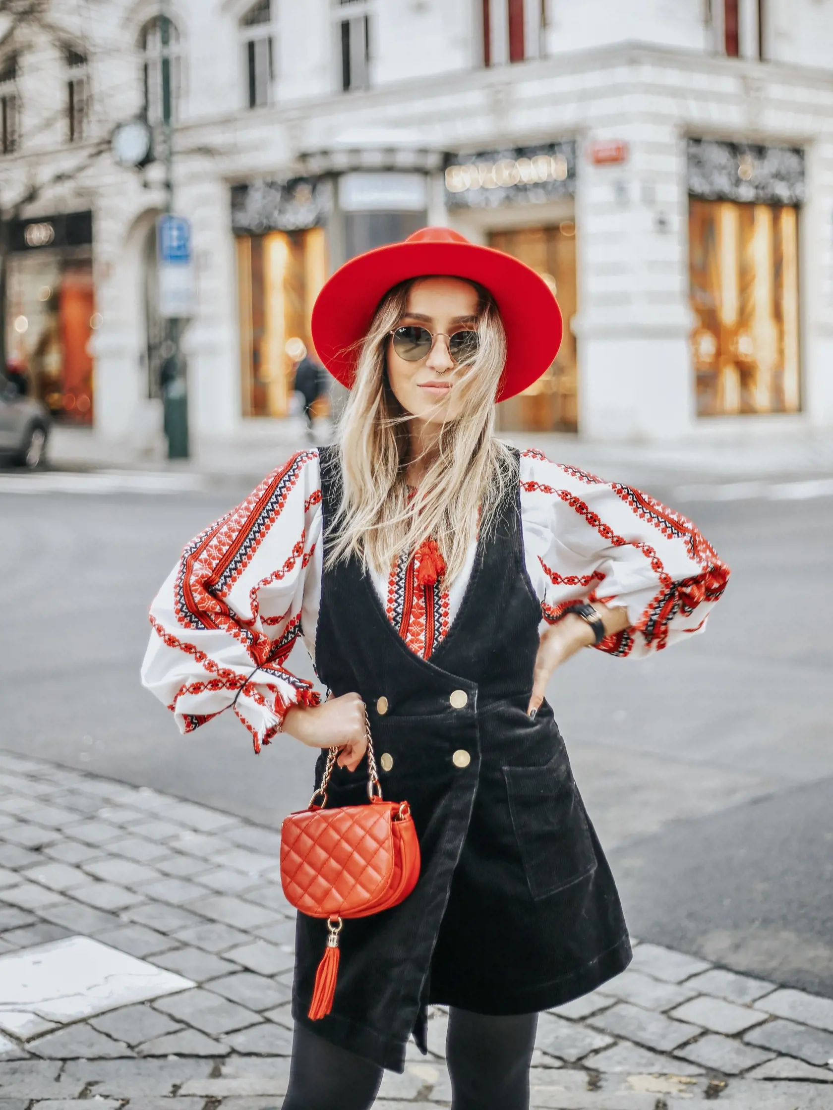 Boho košeľa v ľudovom štýle je výsledkom mojej zručnosti. Ušila som ju z obrusu, ktorý som objavila v second hande.