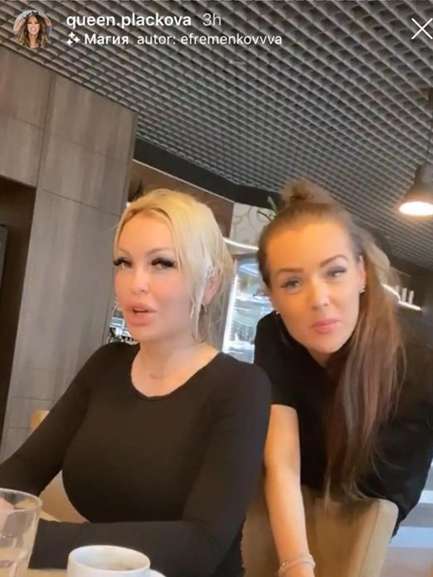 Jeanette Pivovarči prišla v stredu pozrieť jej kamarátka Zuzana Plačková.