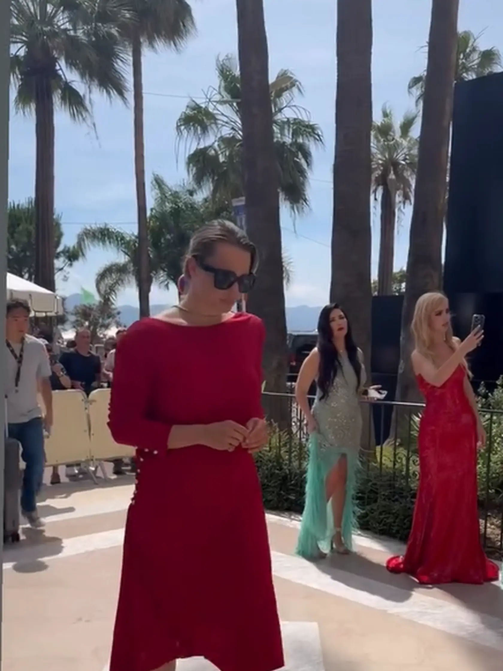 Romana Tabaková sa ukázala v Cannes, kde predviedla červené šaty s odhaleným chrbtom. 