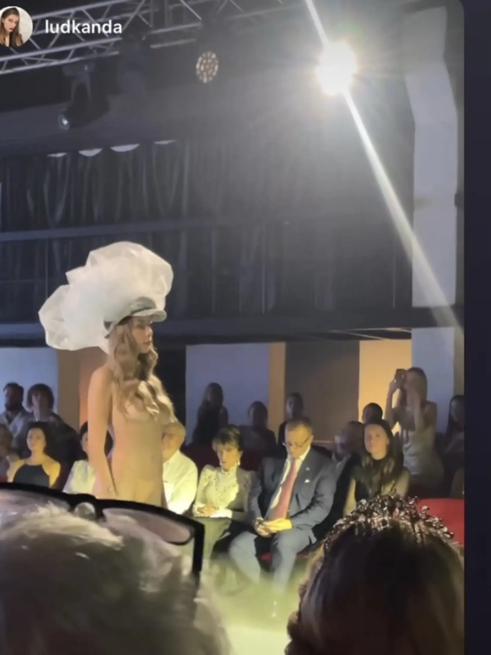 Nahá Petrana na módnej šou Jitky Klett