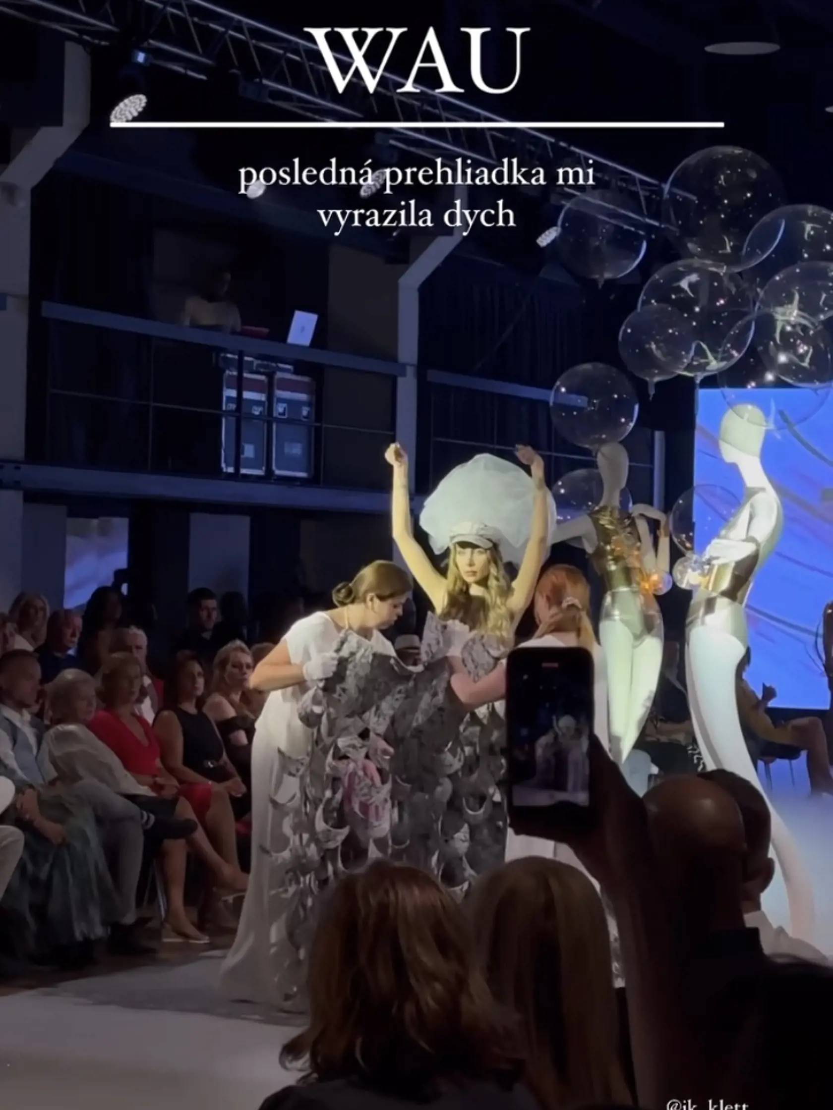 Nahá Petrana na módnej šou Jitky Klett