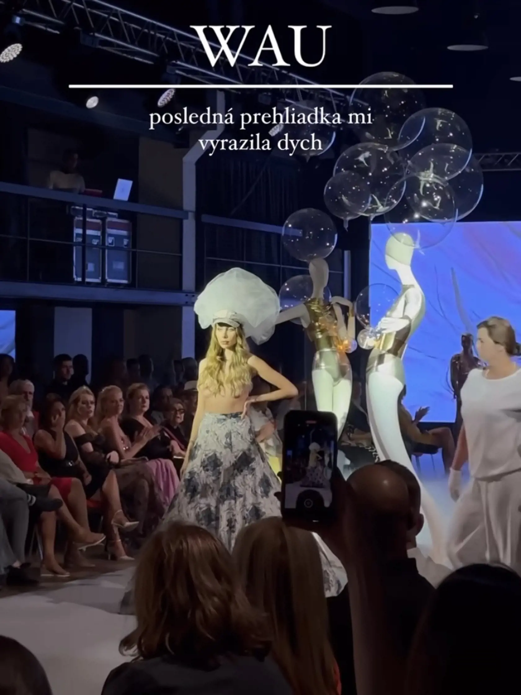 Nahá Petrana na módnej šou Jitky Klett