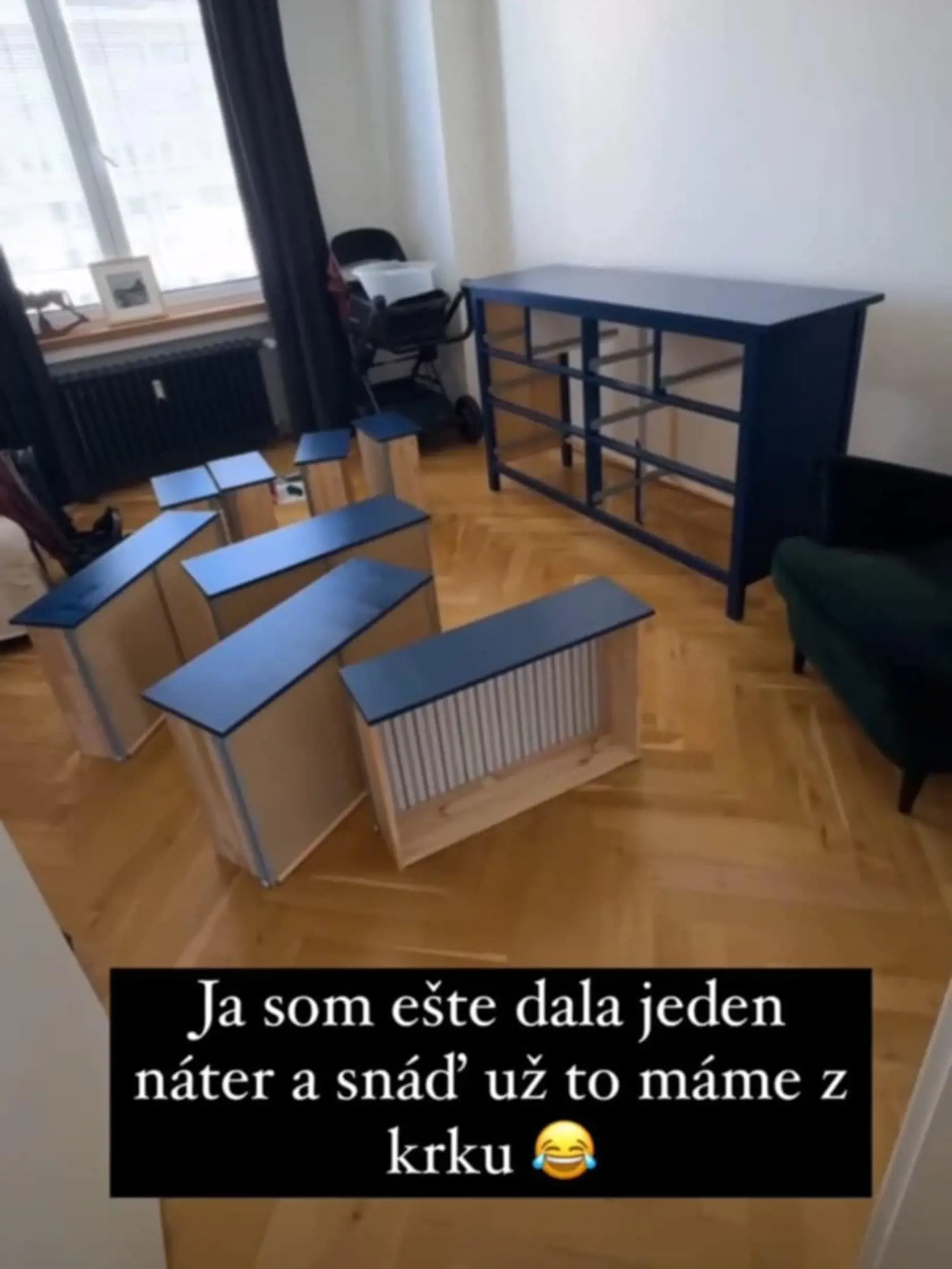 Zuzana Hanzelová pripravuje veci pre bábätko. Modrá hovorí o chlapcovi.