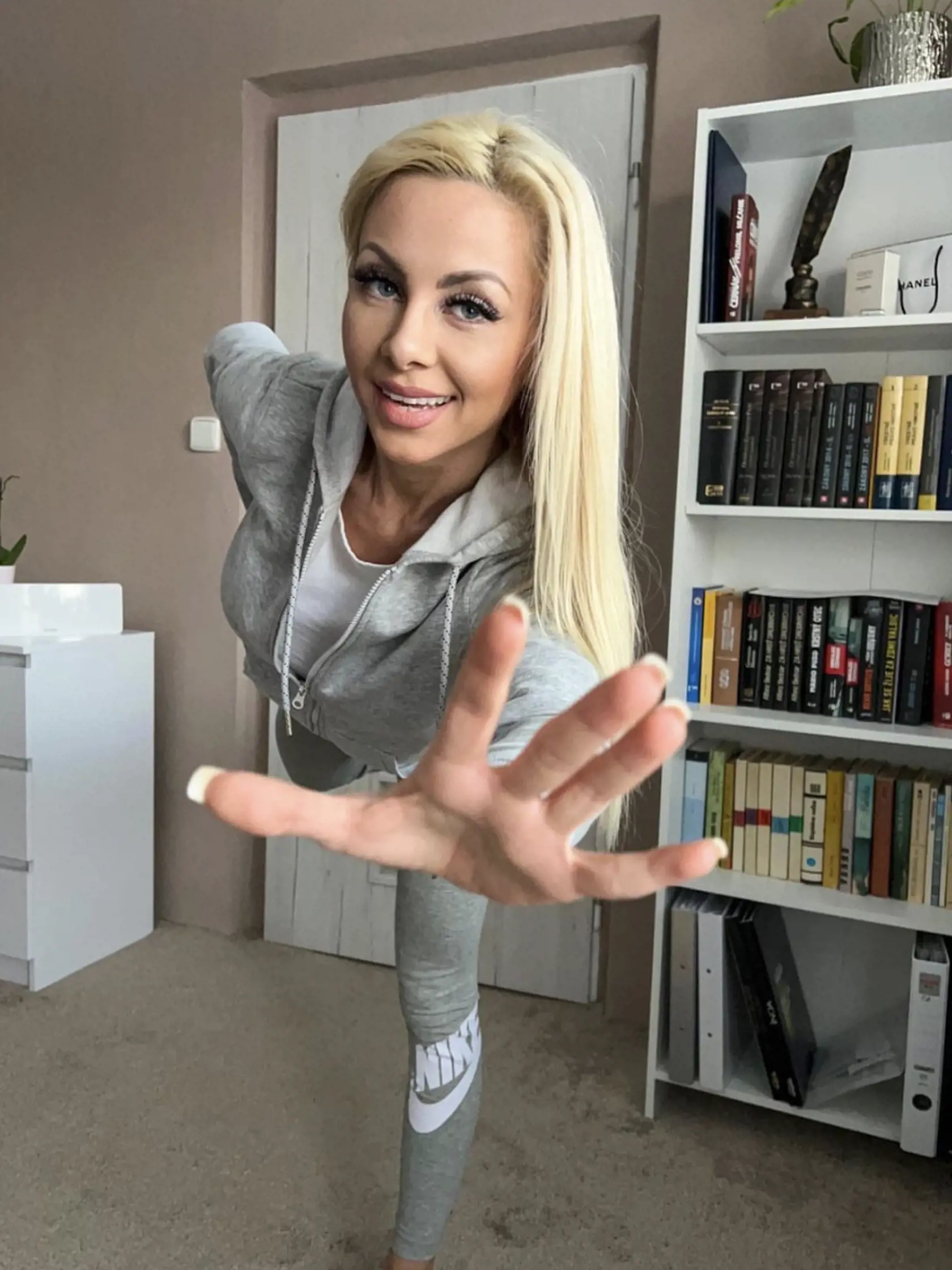 Monika Křivová je žena vhodná do voza aj do koča. Vyštudovala právo, je manuálne zručná. Dokáže si poradiť v mnohých situáciách, aj v takých, v ktorých zostáva väčšina žien bezradná.