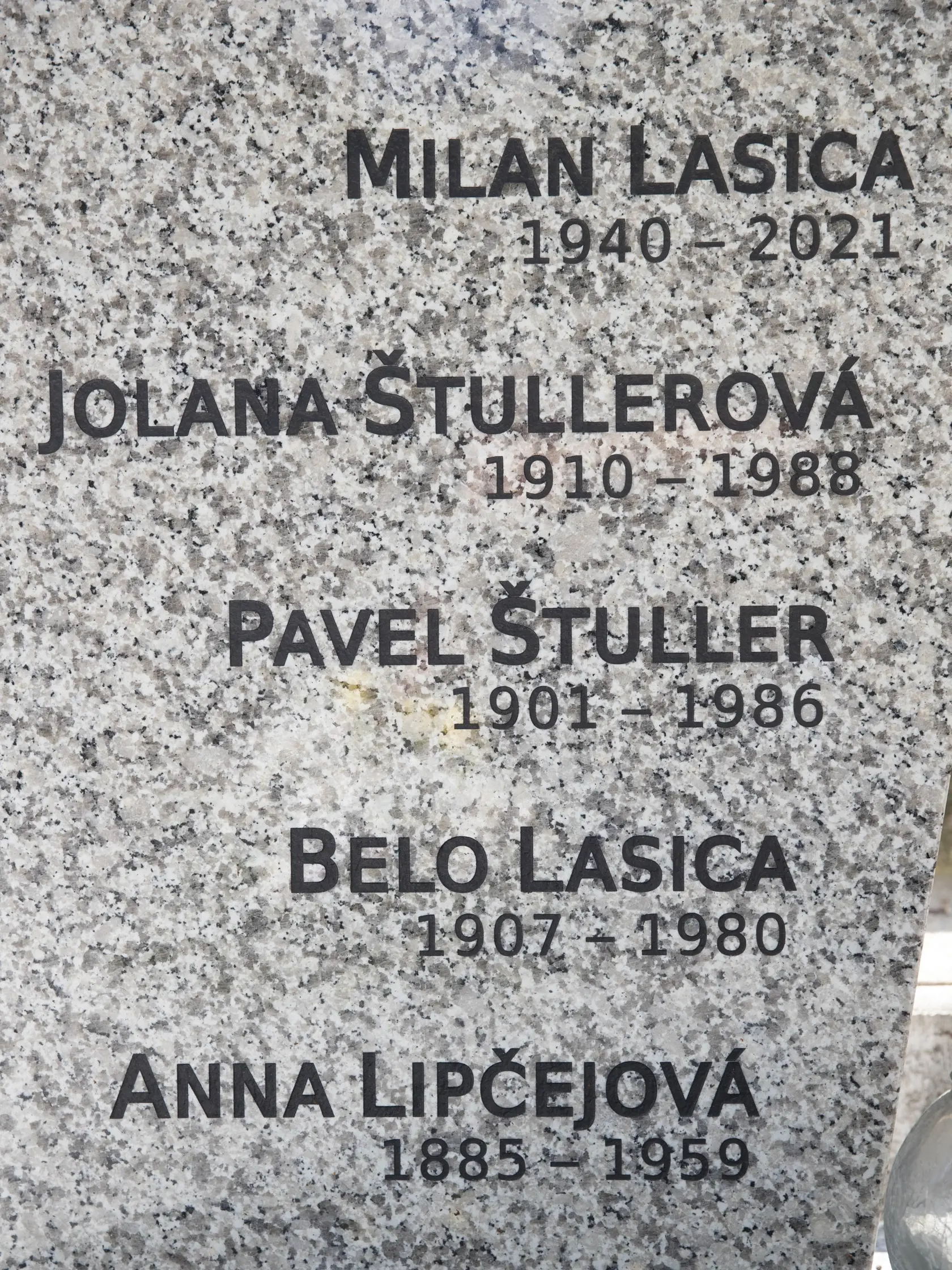 Na snímke je rodinná hrobka v bratislavskom Slávičom údolí v ktorej je pochovaný aj herec a humorista Milan Lasica.