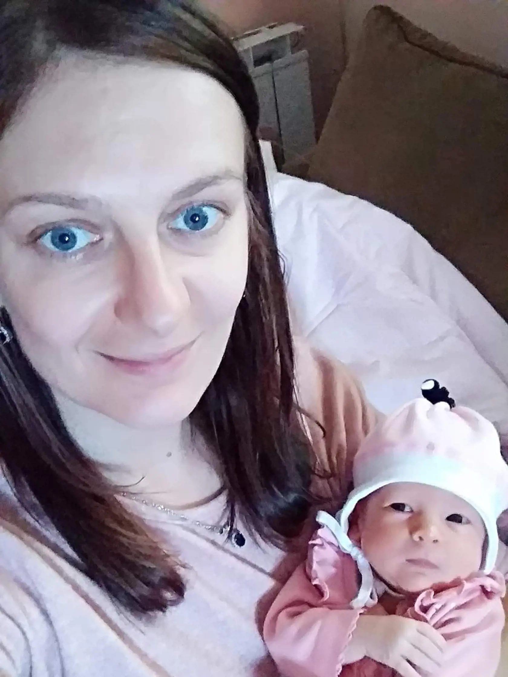 LEKÁR JEJ OZNÁMIL, ŽE MELANIE
ŽIJE A JE ZDRAVÁ, TEDA AŽ
NA URČITÉ DROBNOSTI. POREZALI
JEJ TVÁR, KEĎ JU RÝCHLO VYBERALI,
A NEPOČULA NA UŠKO.