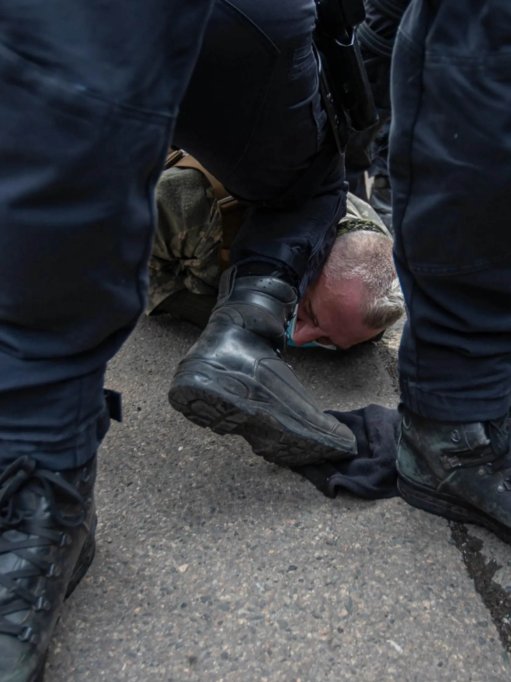 Po zverejnení informácie, že vo výbuchu muničného skladu v českých Vrběticiach mohla byť zapletená ruská tajná služba, sa pred ruskou ambasádou v Prahe strhol protest.
