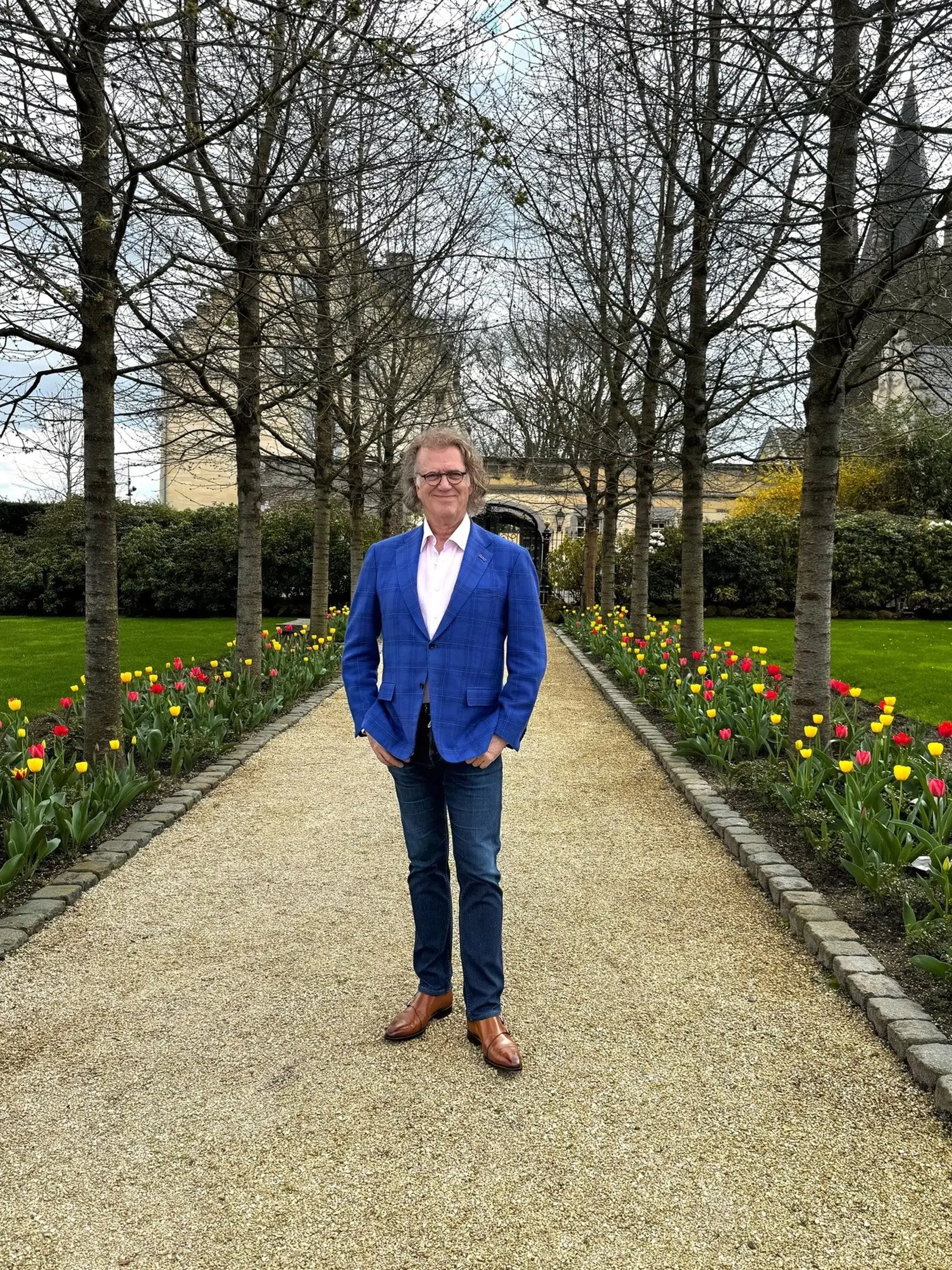 André Rieu a jeho zámoček na jar.
