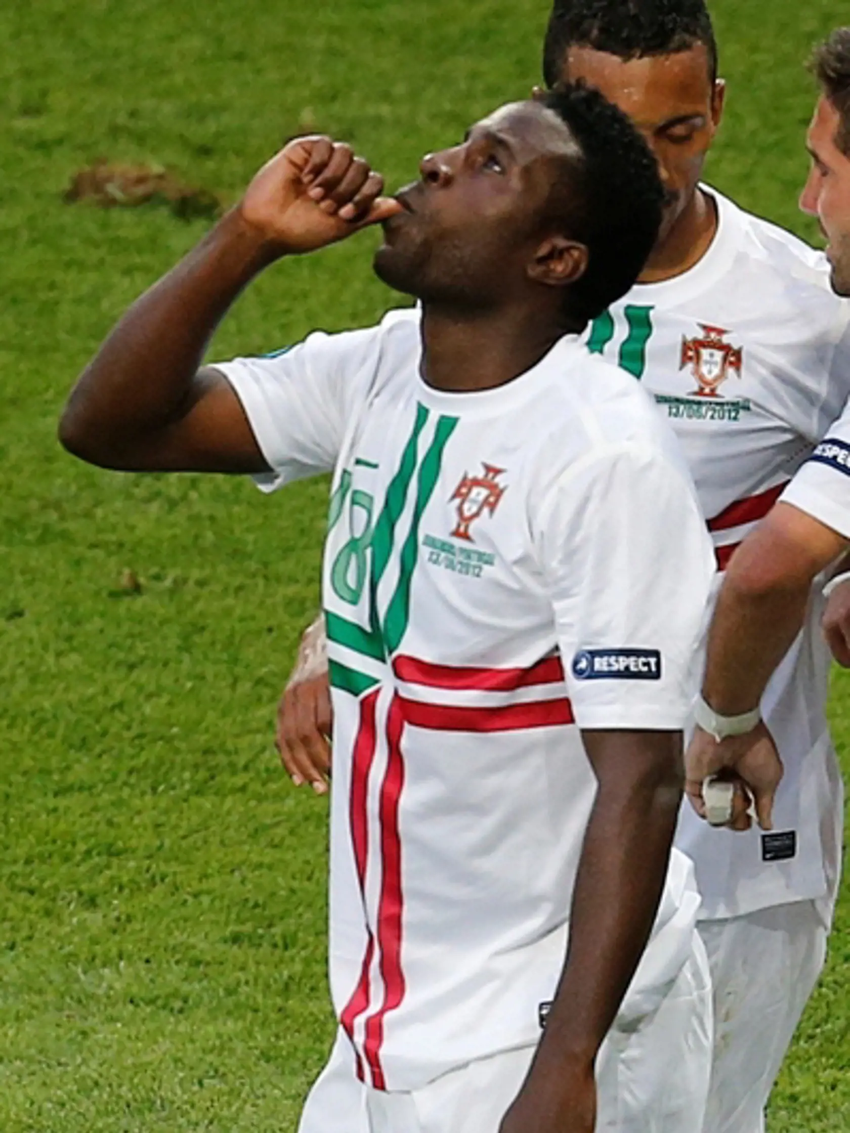 Niekoľko dní po debute v drese portugalského A-mužstva si však zlomil nohu a prišiel tak o majstrovstvá sveta 2010 v Juhoafrickej republike.