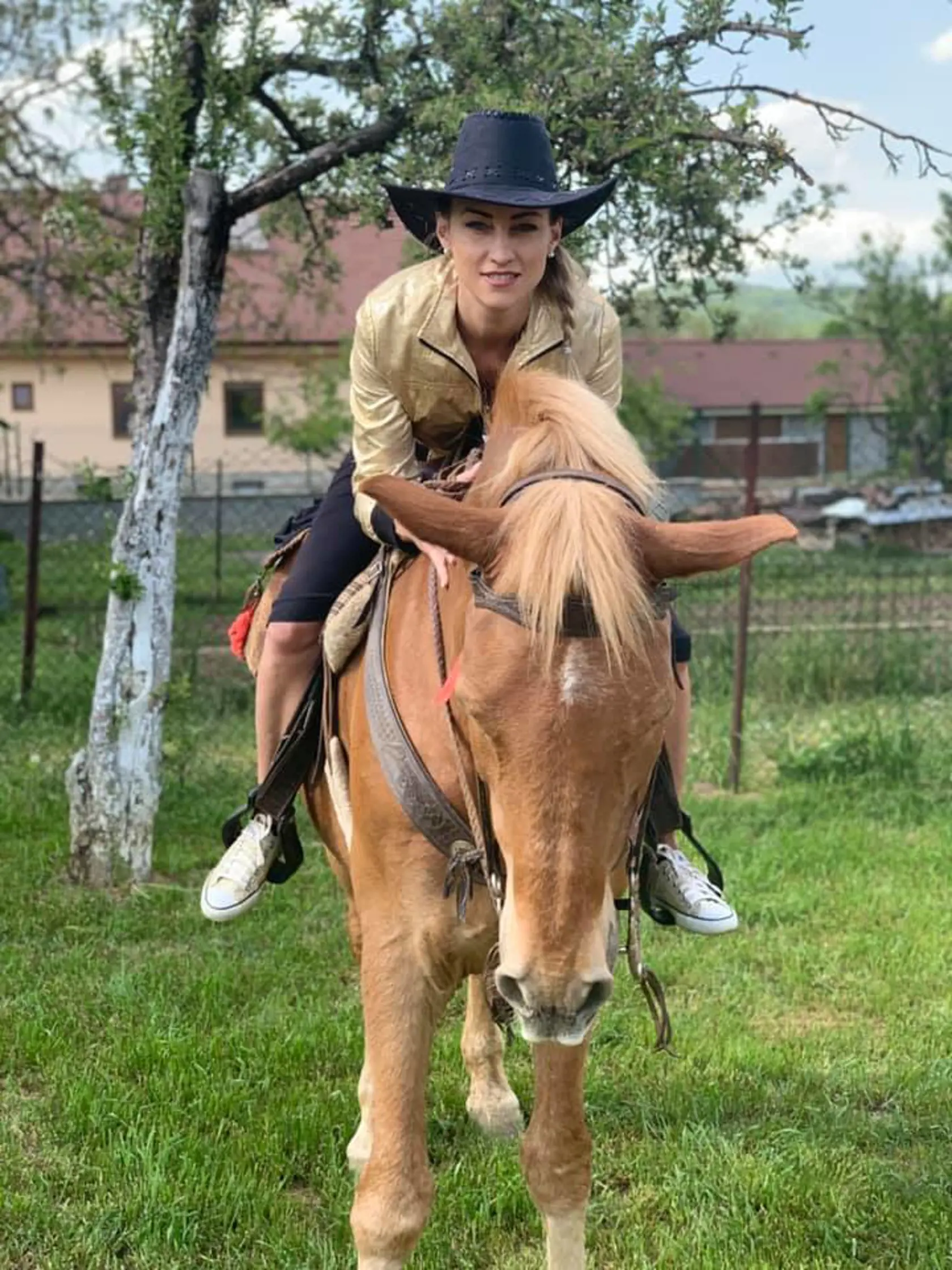 Petra Hajšelová má podľa všetkého rada kone. Na sociálnej sieti povedala myšlienku rovnako krásnu, ako je ona sama: „Keď pochopíme, že dnešok nie je o jeden deň viac, ale o jeden deň menej, začneme si vážiť to, na čom skutočne záleží.“