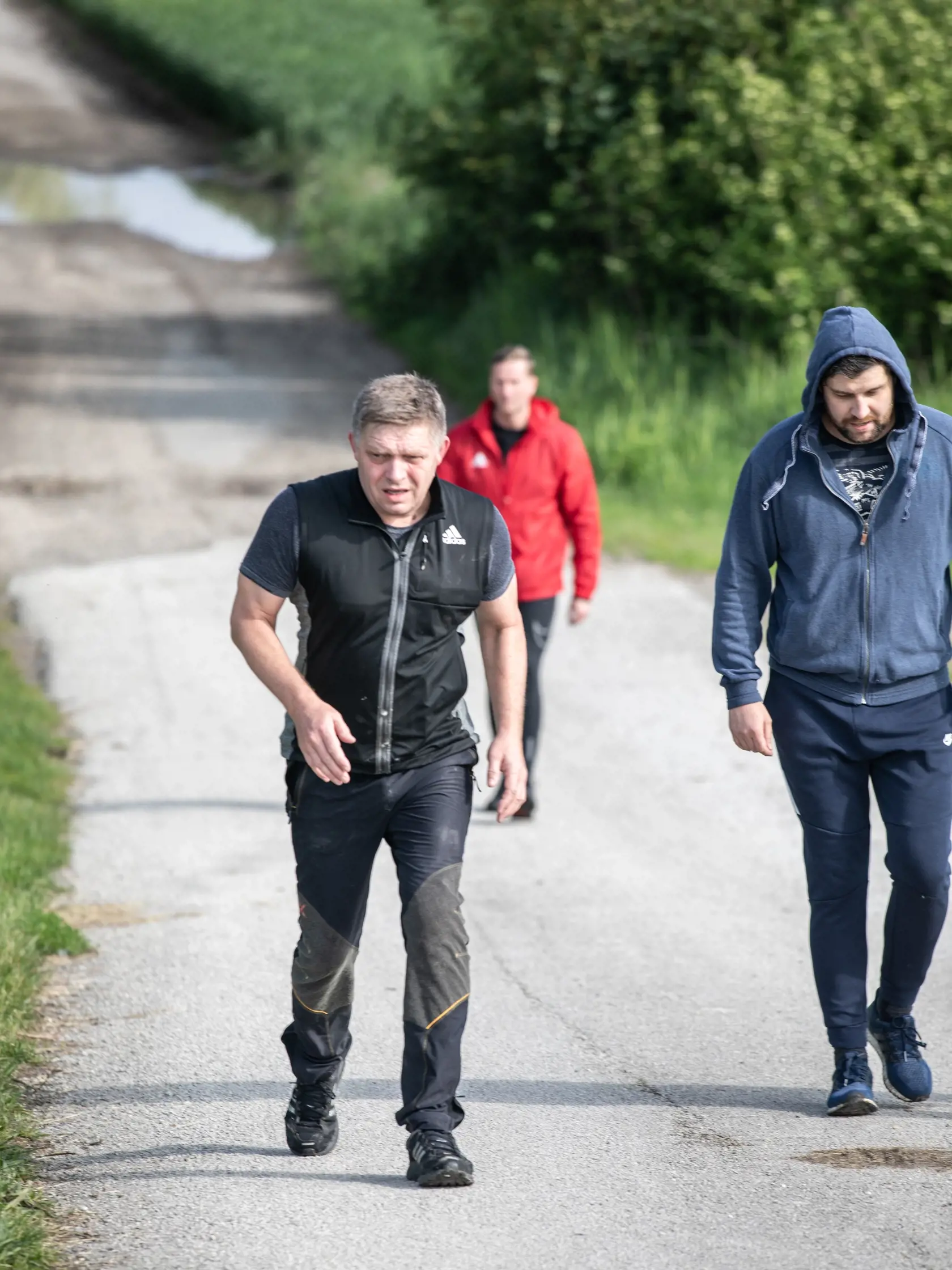 Na snímke paparazzi poslanec Robert Fico ako išiel ráno behať, spolu s ochrnankou. Parkovisko na hraniciach smerom na Berg.