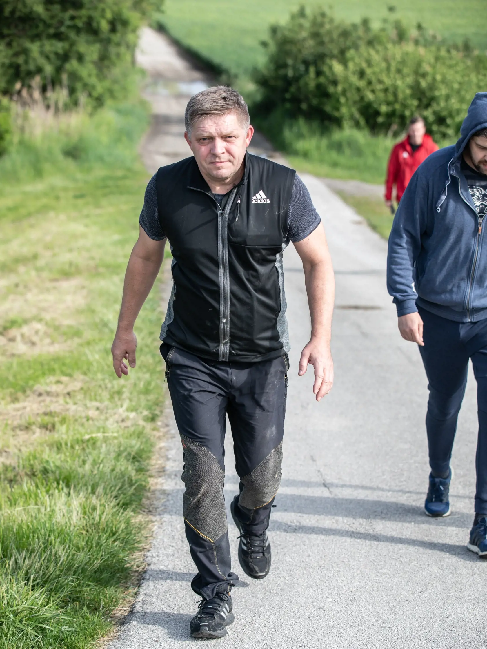 Na snímke paparazzi poslanec Robert Fico ako išiel ráno behať, spolu s ochrnankou. Parkovisko na hraniciach smerom na Berg.