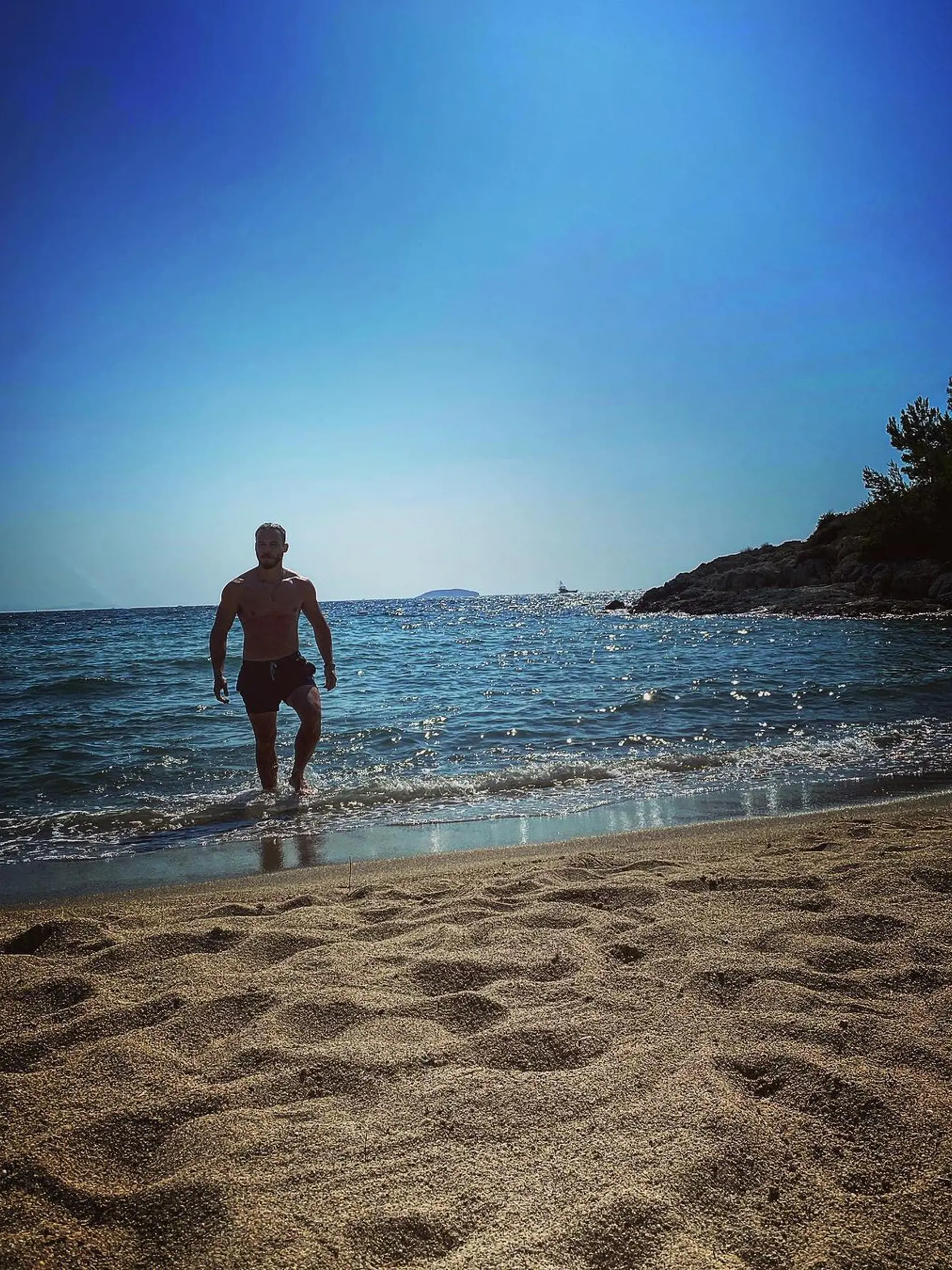 So sexepílom na tom o nič horšie nie je ani jej herecký kolega Kerem Bürsin (34), ktorý stvárnil arogantného Serkana. Na sociálnej sieti Instagram, kde ho sleduje takmer 10 miliónov fanúšikov, sa tiež rád pochváli svojím svalnatým telom. Čo poviete, sú hviezdy nového seriálu v realite ešte viac sexi ako na televíznych obrazovkách?