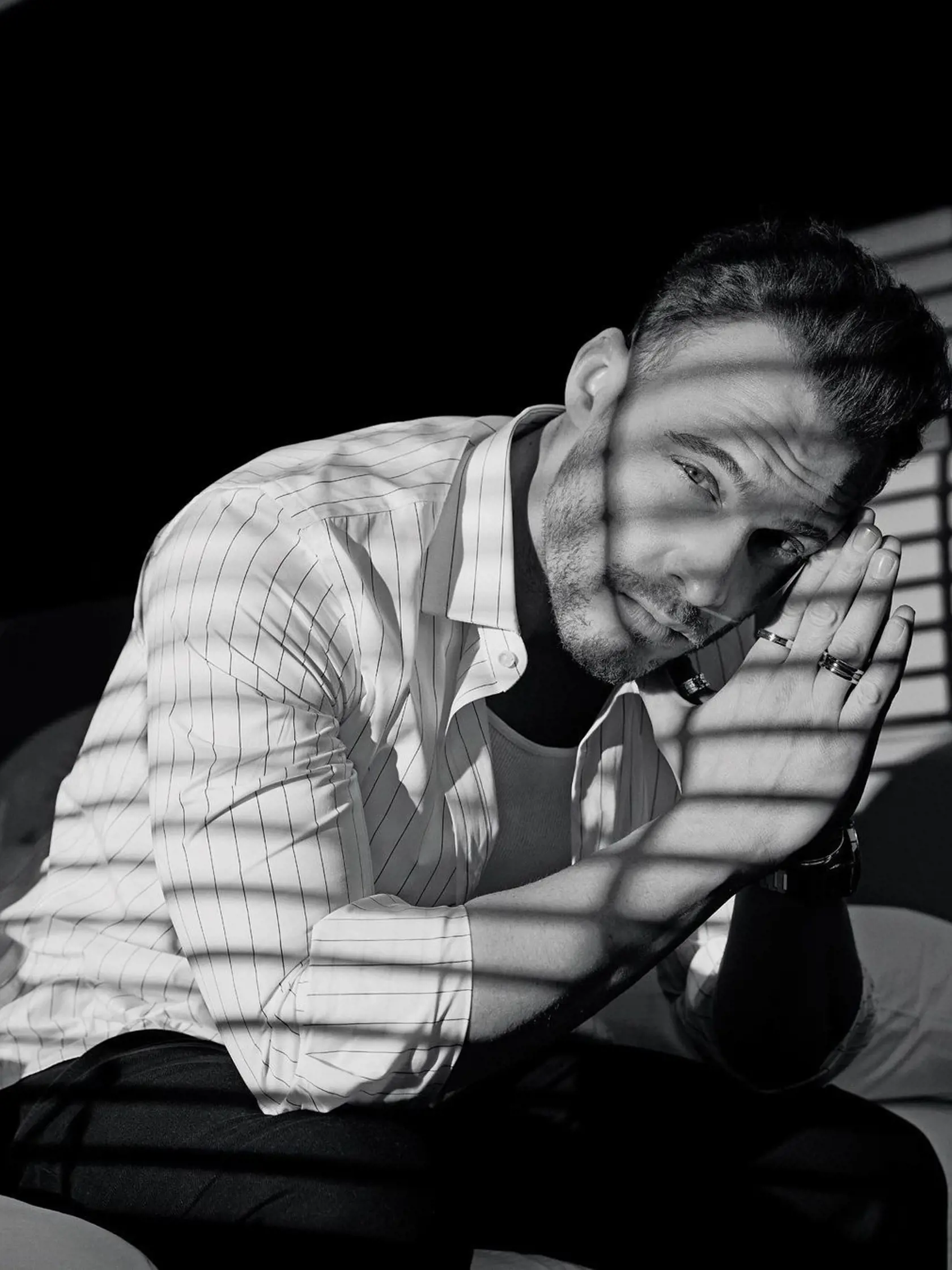 So sexepílom na tom o nič horšie nie je ani jej herecký kolega Kerem Bürsin (34), ktorý stvárnil arogantného Serkana. Na sociálnej sieti Instagram, kde ho sleduje takmer 10 miliónov fanúšikov, sa tiež rád pochváli svojím svalnatým telom. Čo poviete, sú hviezdy nového seriálu v realite ešte viac sexi ako na televíznych obrazovkách?